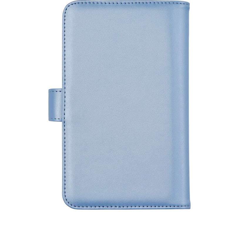 Funda de cuero sintético azul claro con costuras y correa, orientada verticalmente.