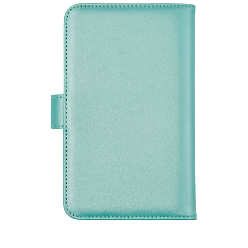 Una funda abatible cerrada de color verde azulado claro con una correa pequeña en el lado izquierdo.