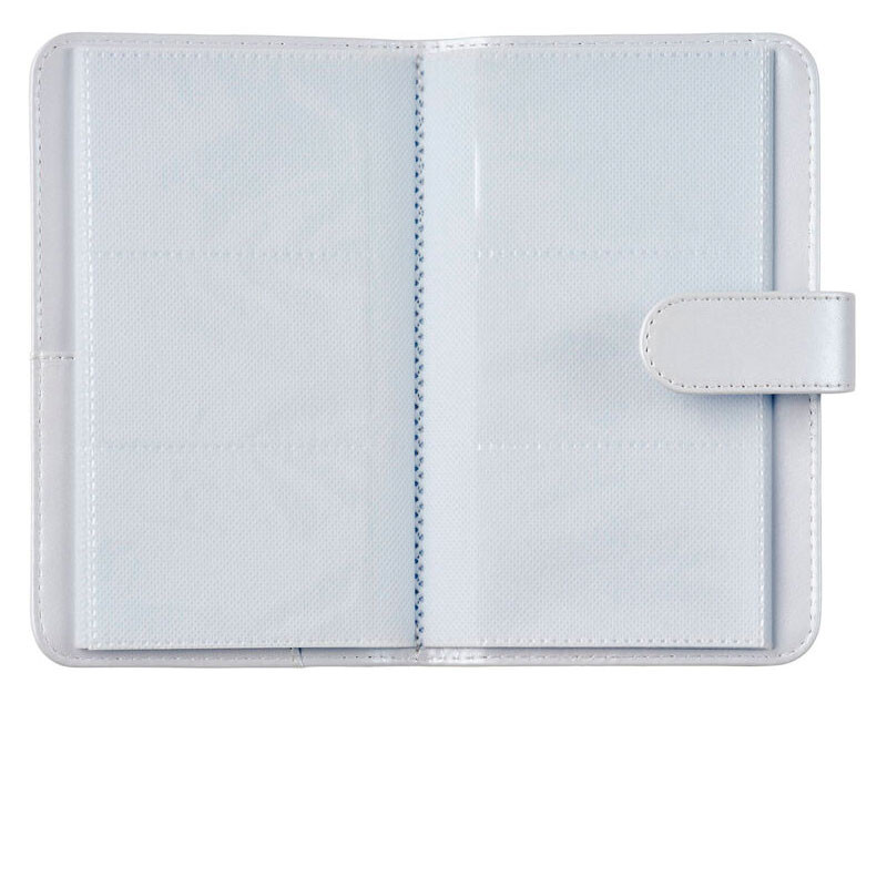 Álbum de fotos blanco abierto con muchas fundas de plástico vacías.