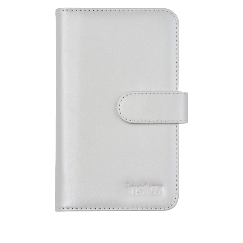 Un álbum de fotos Instax blanco cerrado con cierre de correa y logo.