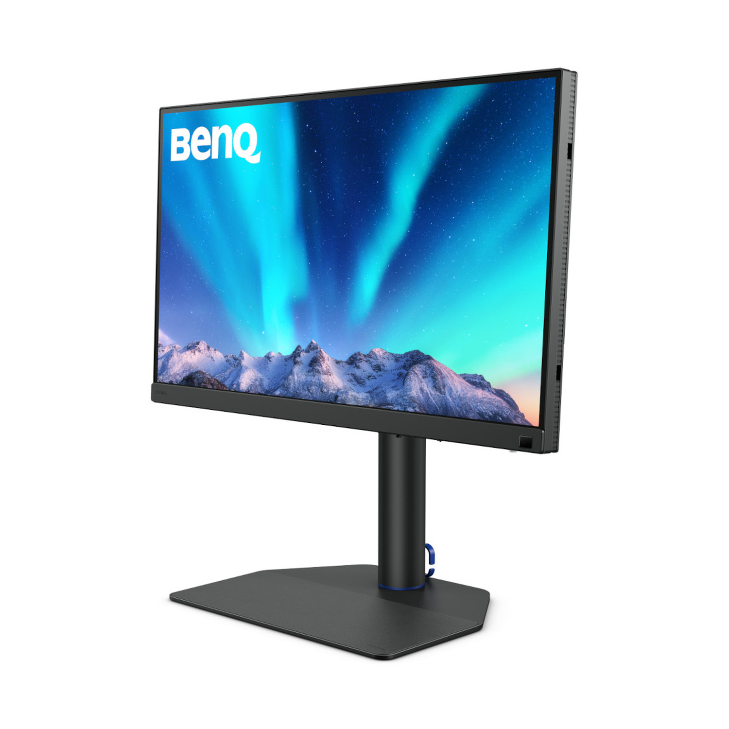 Un monitor BenQ che mostra l'aurora boreale su montagne innevate.