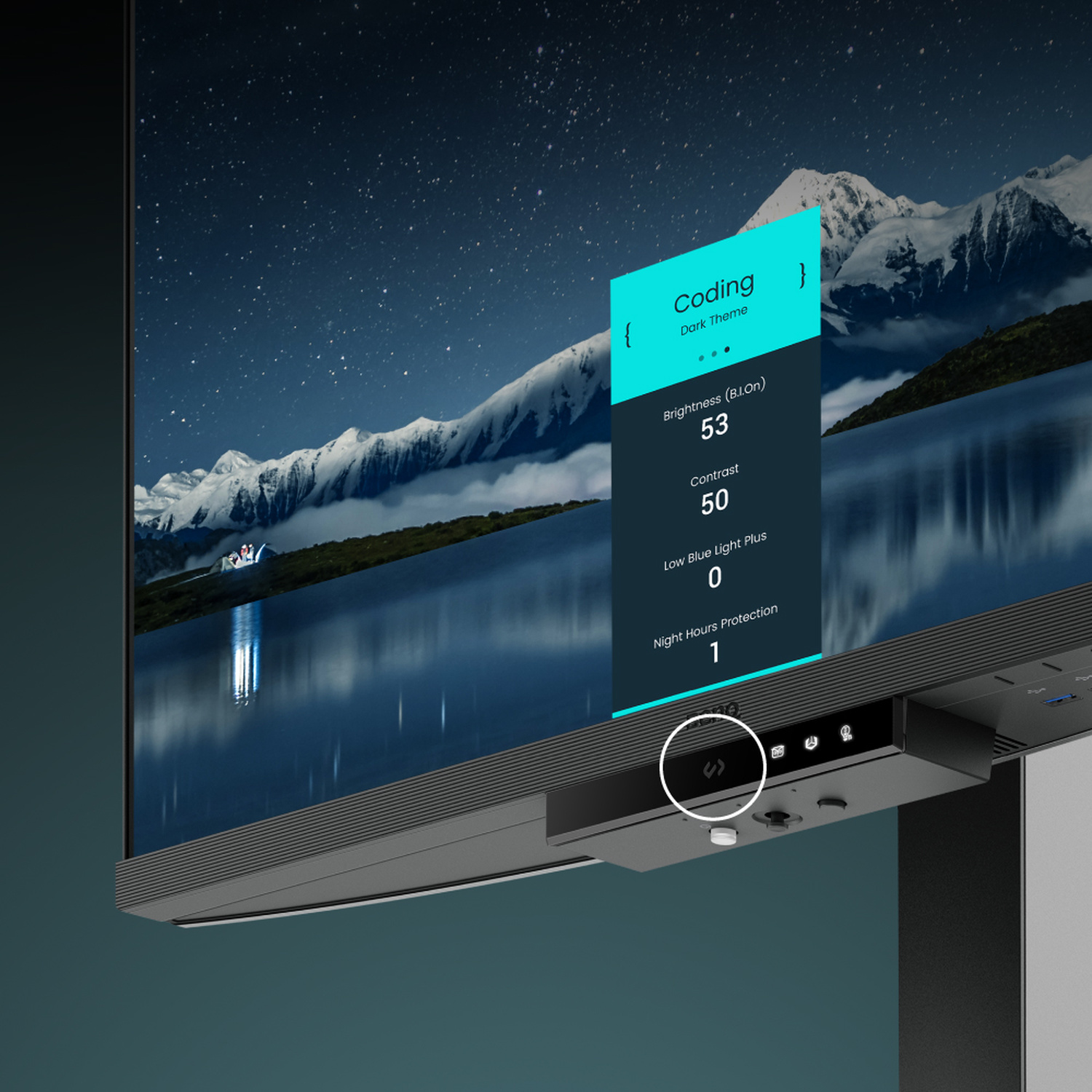 Il monitor visualizza un'interfaccia di codifica a tema scuro con sfondo di montagne e notte stellata.