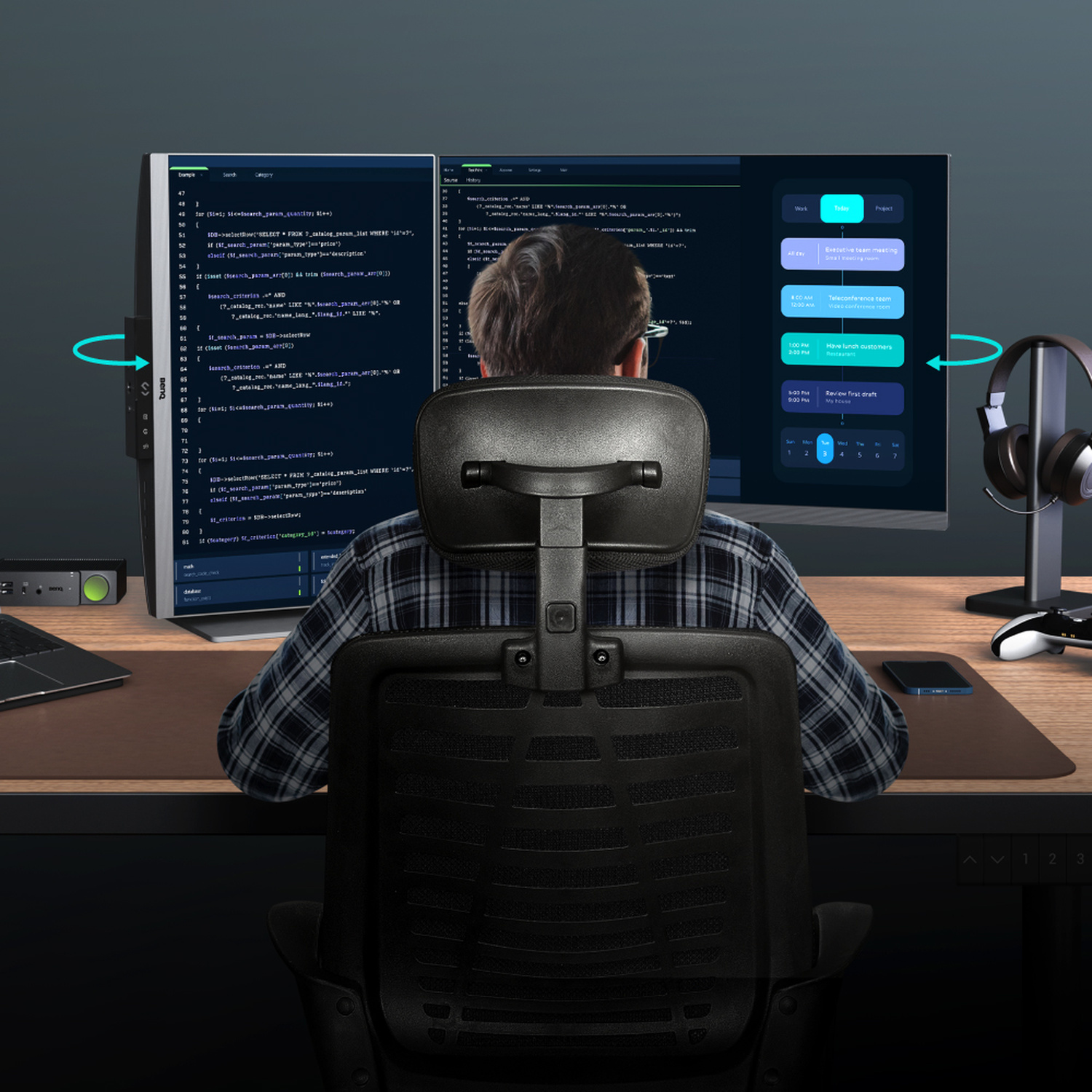 Un uomo è seduto a una scrivania a programmare su due monitor. Un auricolare è appeso nelle vicinanze.