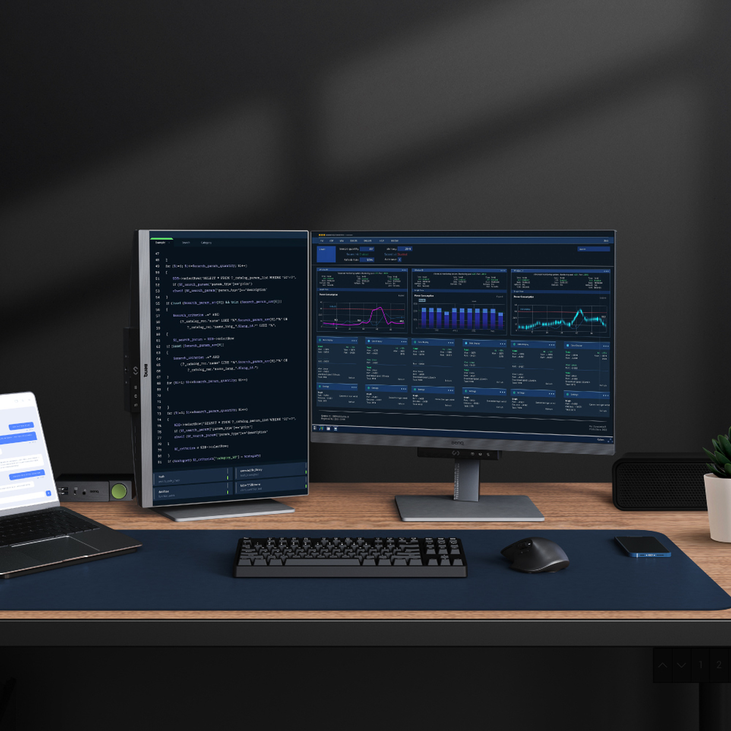 Una scrivania con due monitor, laptop, tastiera, mouse e altoparlante.