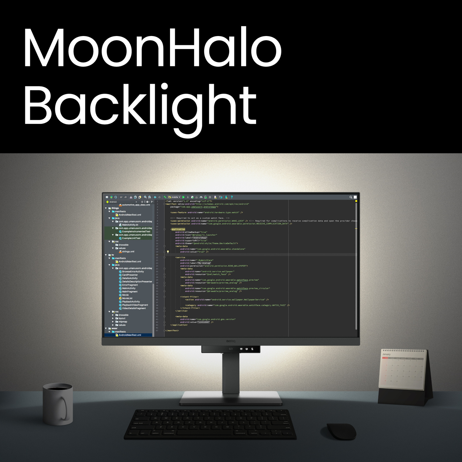 Un monitor che mostra codice, con tastiera, tazza e calendario su una scrivania.