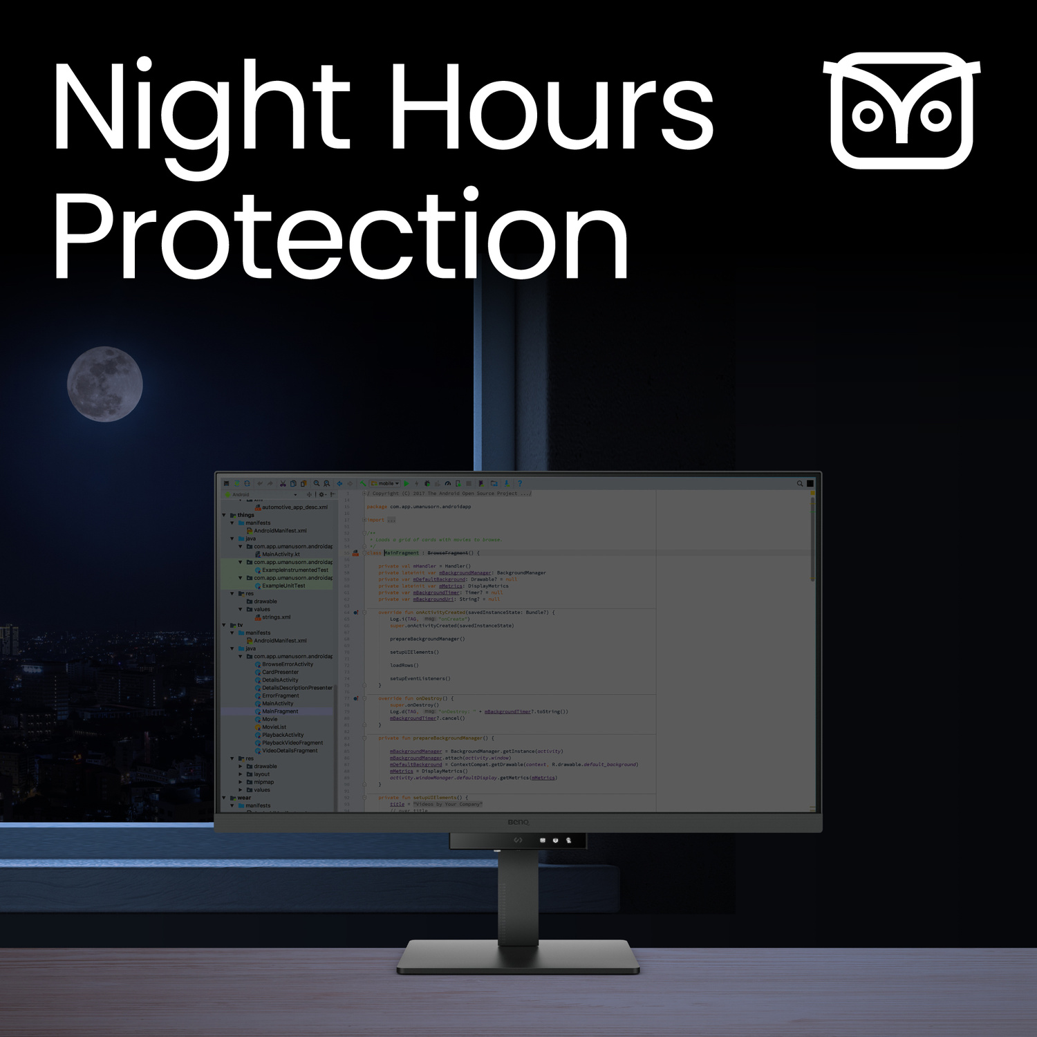 Uno schermo del computer mostra codice, con testo 'Night Hours Protection' e luna.