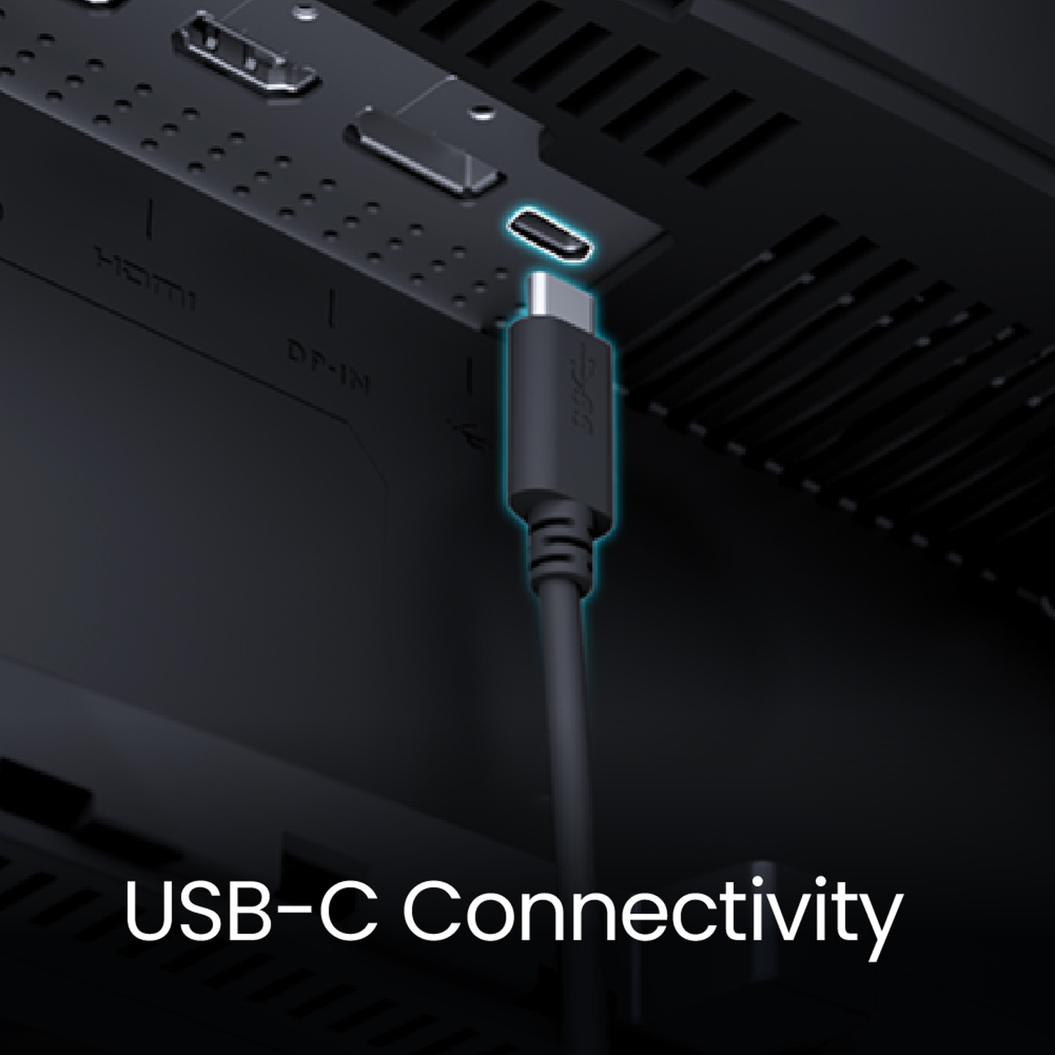 Un cavo USB-C viene inserito in una porta sul retro di un dispositivo.
