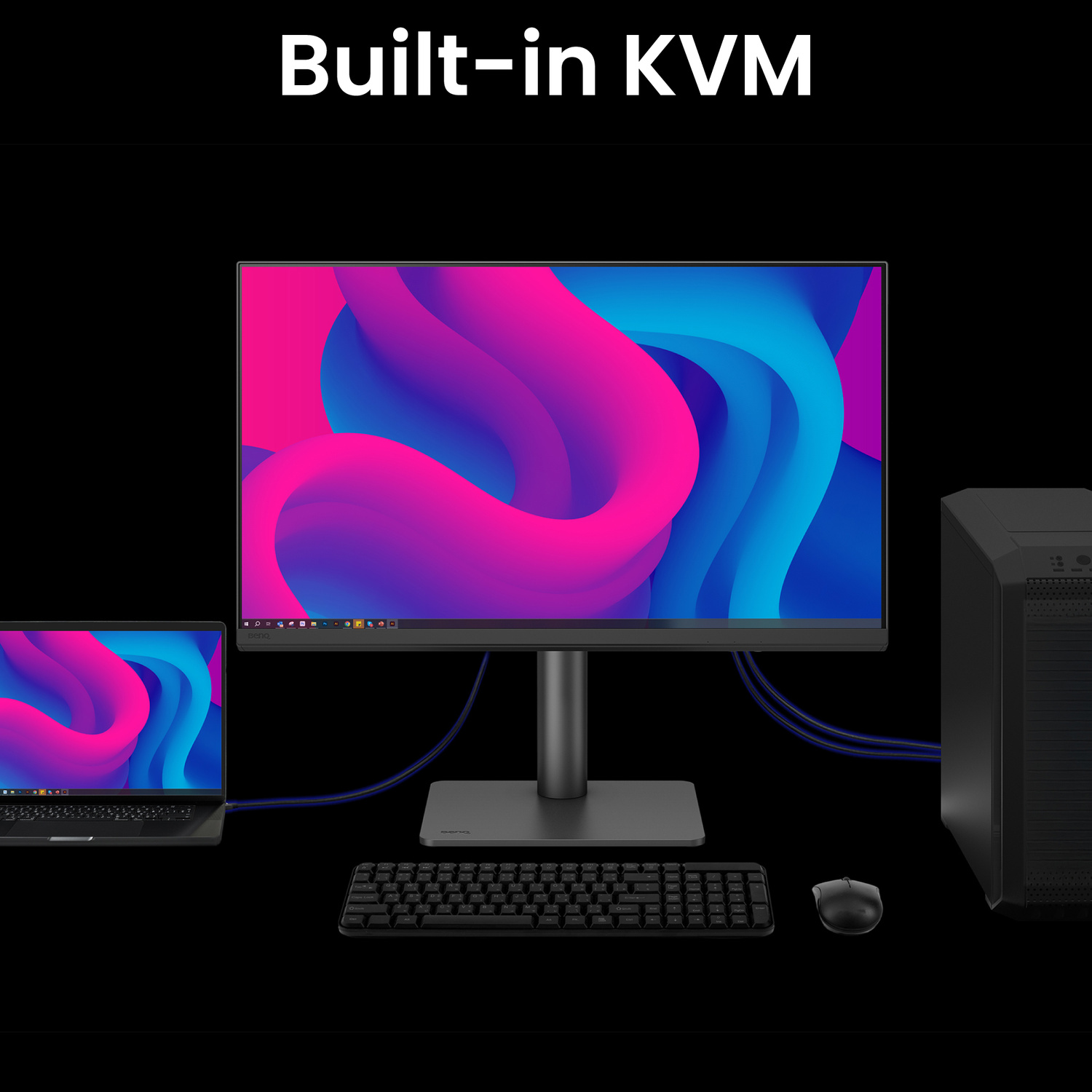 Un monitor desktop, un laptop, una tastiera e un mouse sono disposti su una superficie nera.