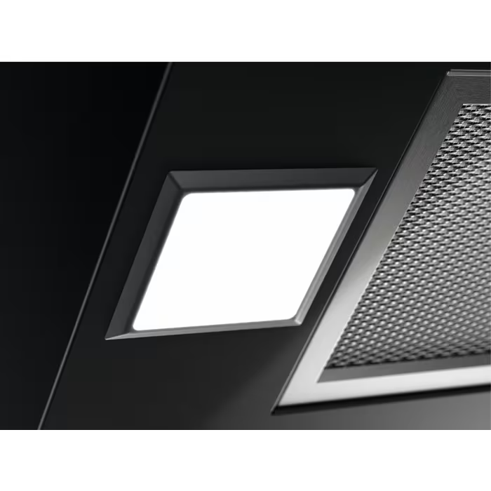 Fényes LED-lámpa fekete páraelszívó fölött, fém szűrő mellett.