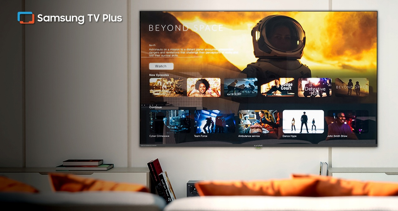 Ekran Samsung TV Plus pokazuje astronautkę na tle ognistego nieba i wybór programów.