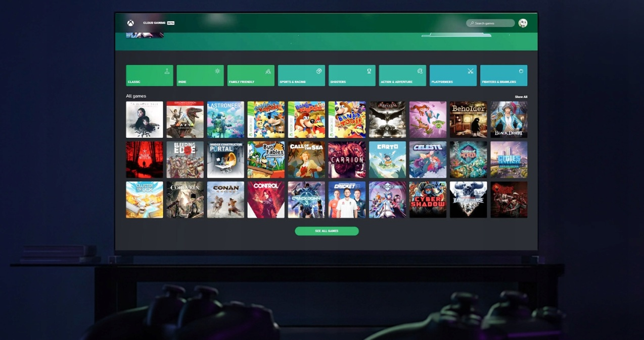 Ekran telewizora wyświetla interfejs Xbox Cloud Gaming z wieloma kafelkami gier.