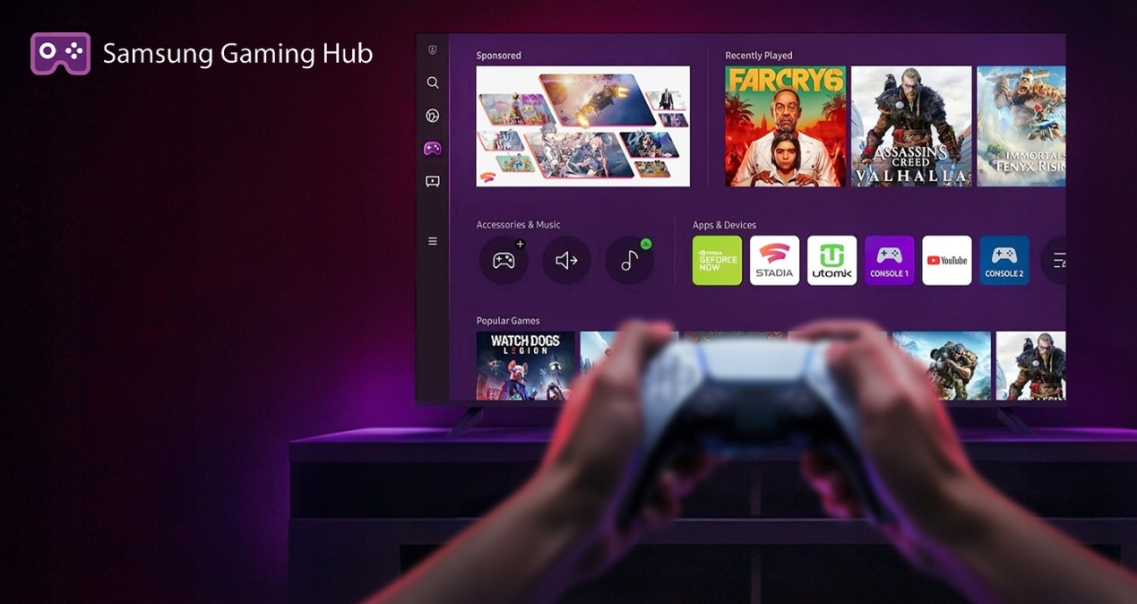 Samsung Gaming Hub na ekranie telewizora z grami i aplikacjami. Dłonie trzymają kontroler.