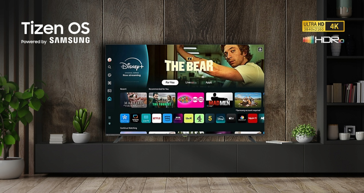 Telewizor Samsung z systemem Tizen OS, prezentujący różne aplikacje, np. Disney+ i Netflix.