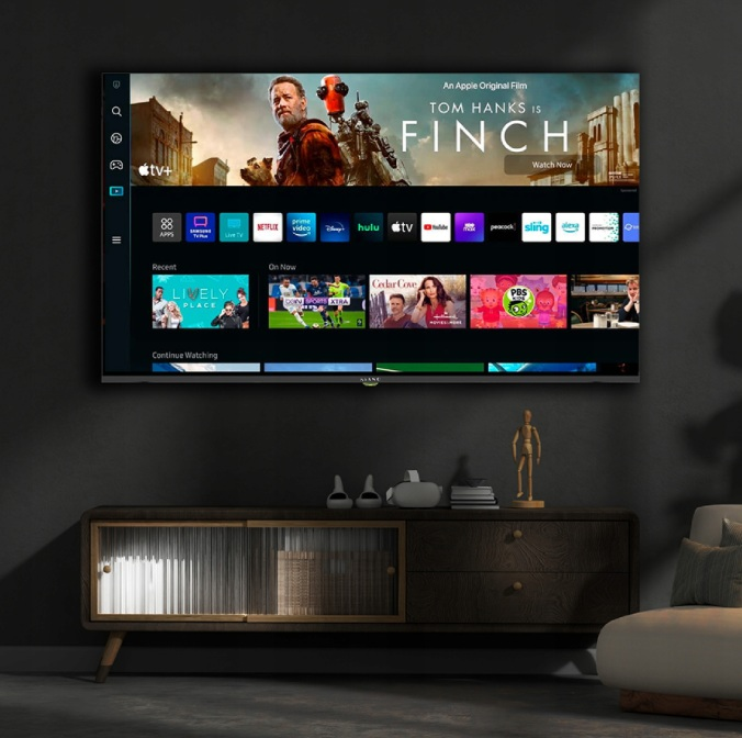 Mężczyzna i robot na ekranie telewizora wyświetlający reklamę filmu.