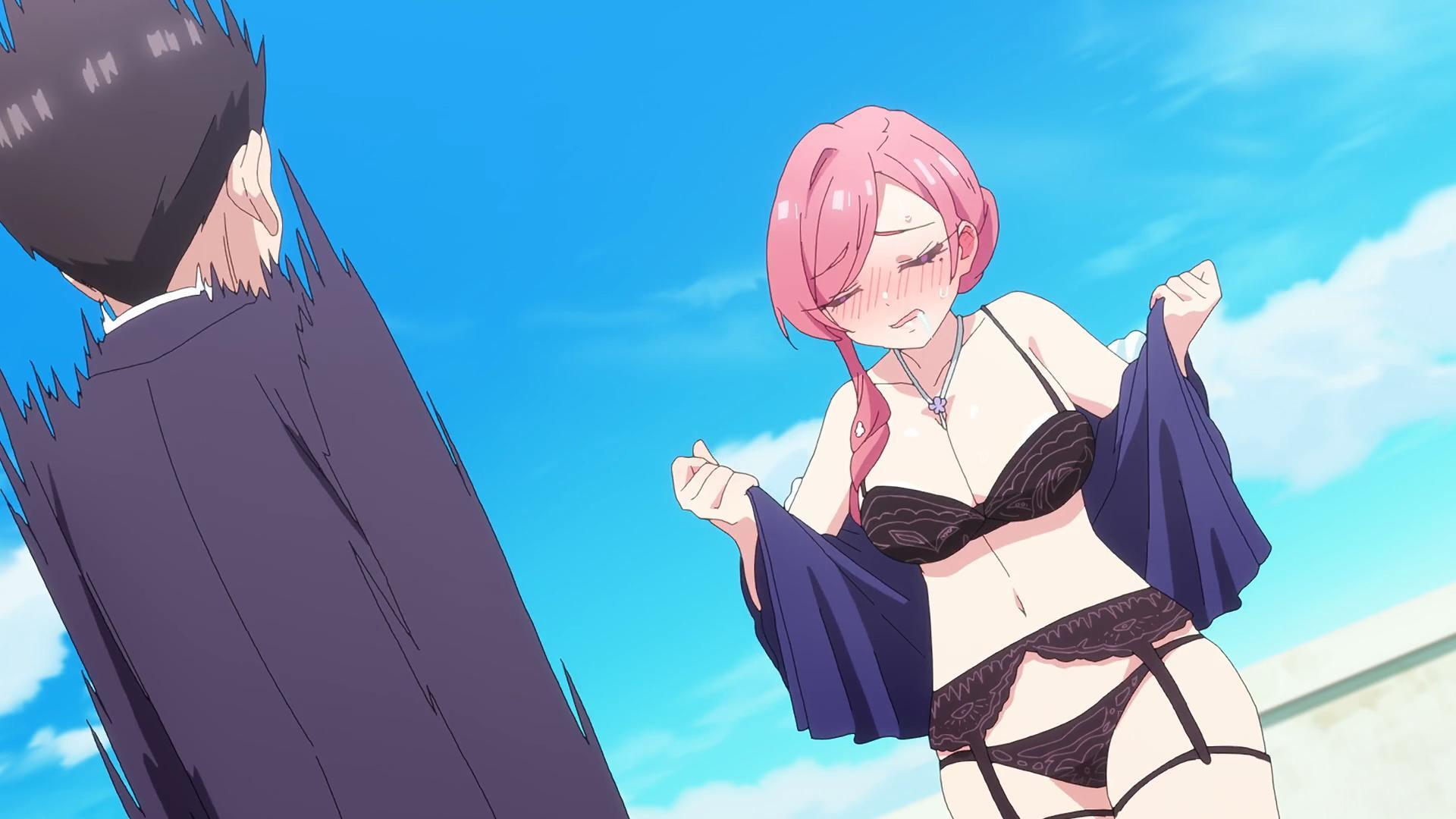 Ein Mann im Anzug und eine Frau in Lingerie vor blauem Himmel.