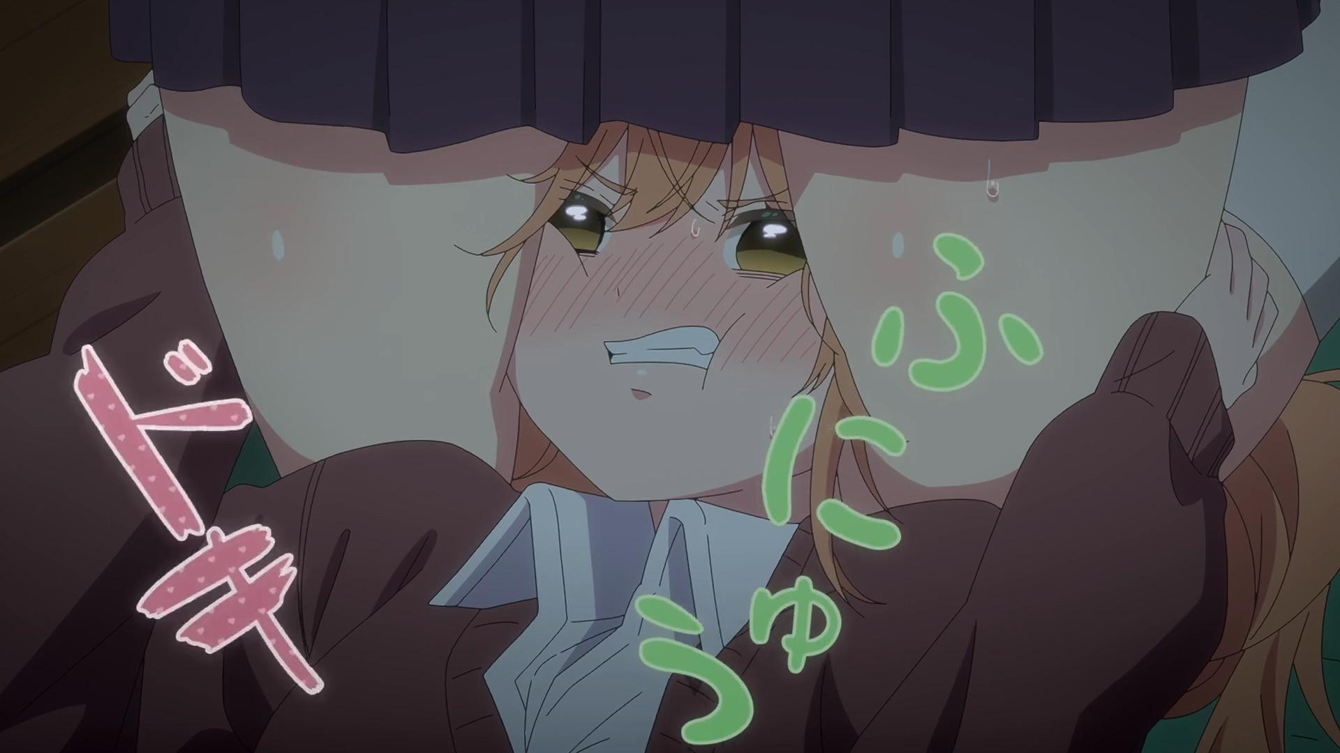 Ein Anime-Mädchen mit gelben Augen und blonden Haaren, das errötet und schwitzt.