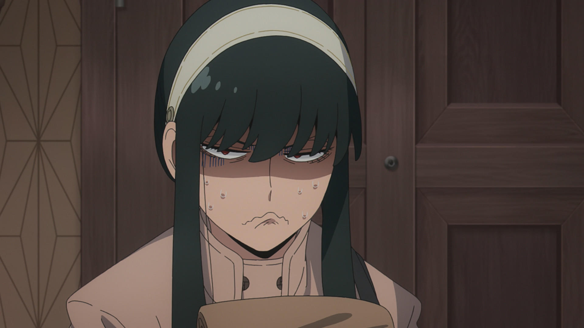 Eine Anime-Figur mit dunklem Haar und Stirnband, die besorgt auf ein Objekt blickt.