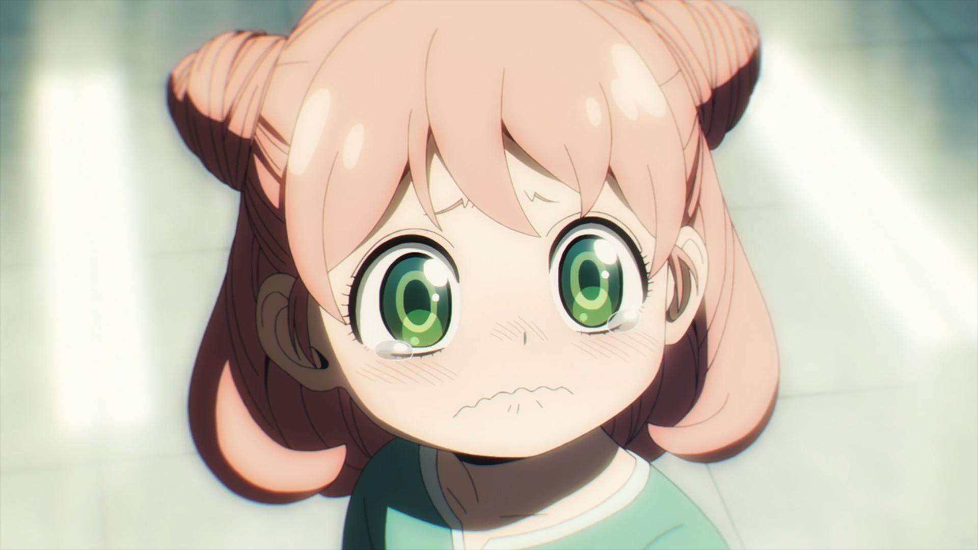 Ein Anime-Mädchen mit rosa Haaren und grünen Augen weint.