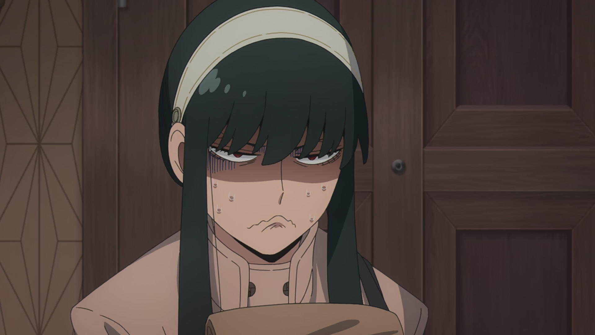 Eine anime-figur mit schwarzen haaren und roten augen blickt besorgt.