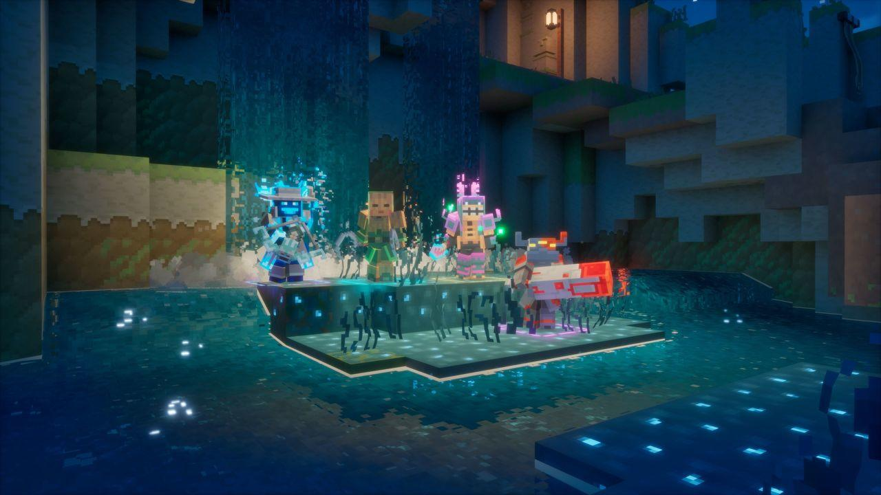 Vier Minecraft-Charaktere mit leuchtenden Rüstungen stehen auf einer Plattform im Wasser.