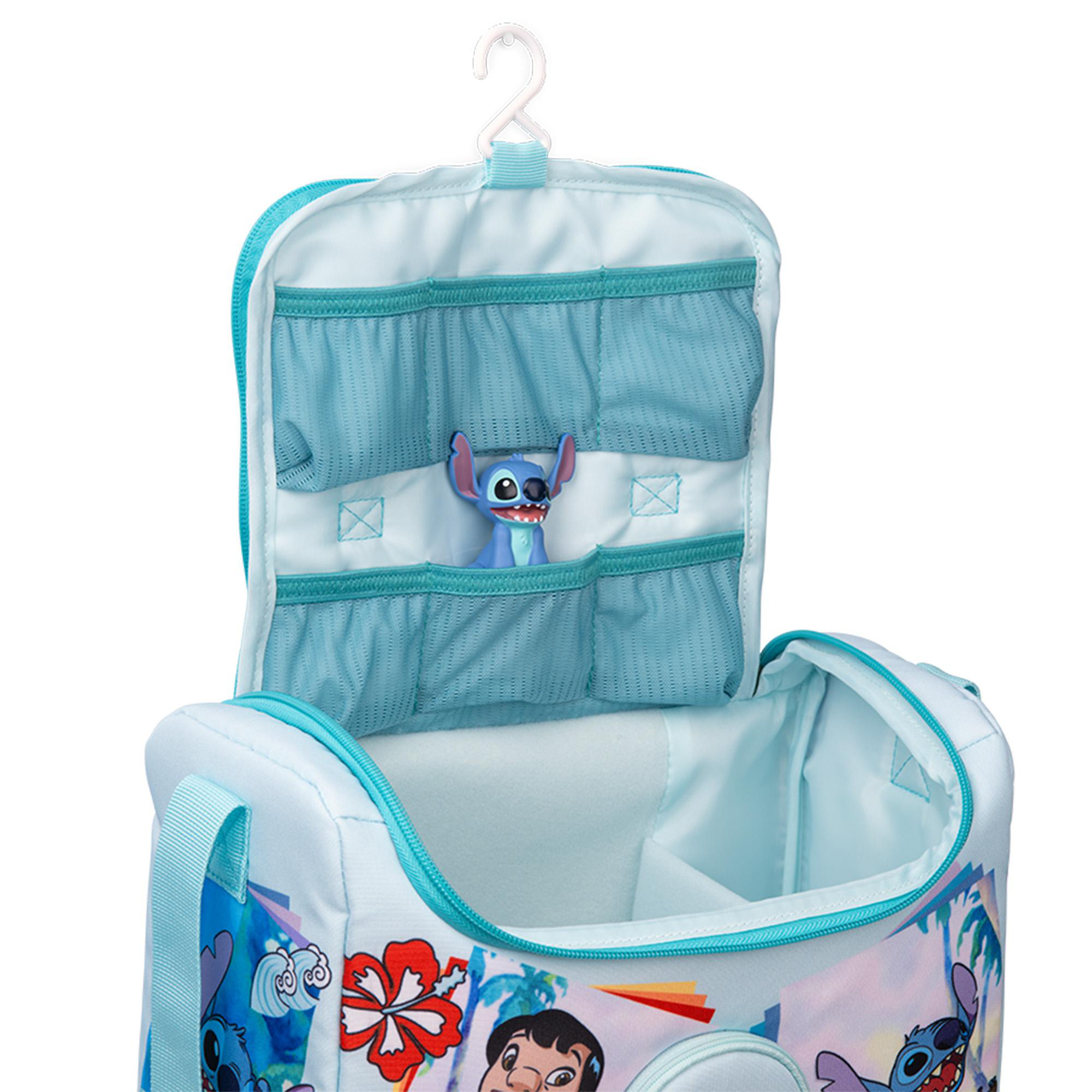 Eine hellblaue Kulturtasche mit Stitch-Aufdruck und Netzfächern.