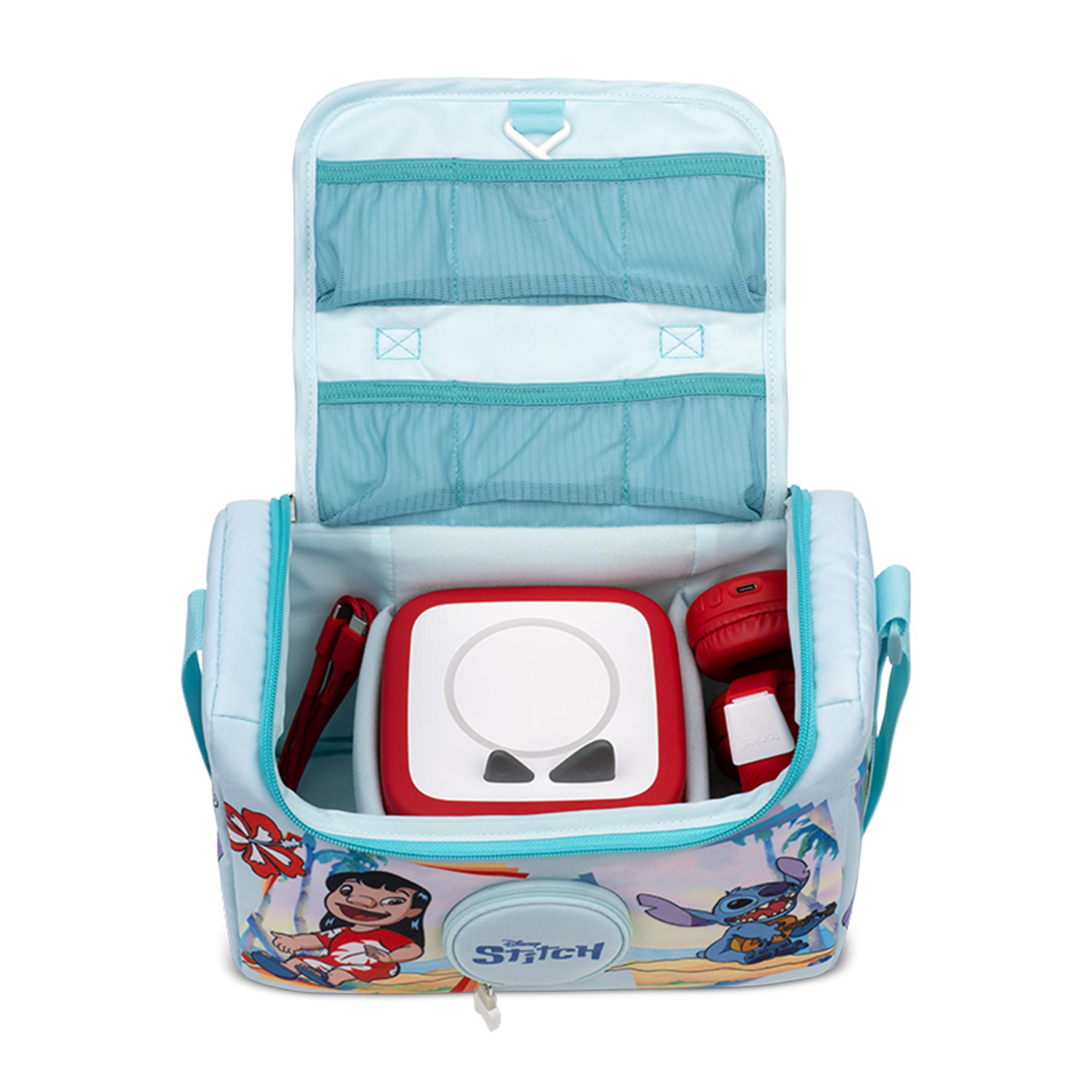 Eine hellblaue Tasche mit Stitch-Motiv, offen mit roten Kopfhörern und einem roten Gerät.