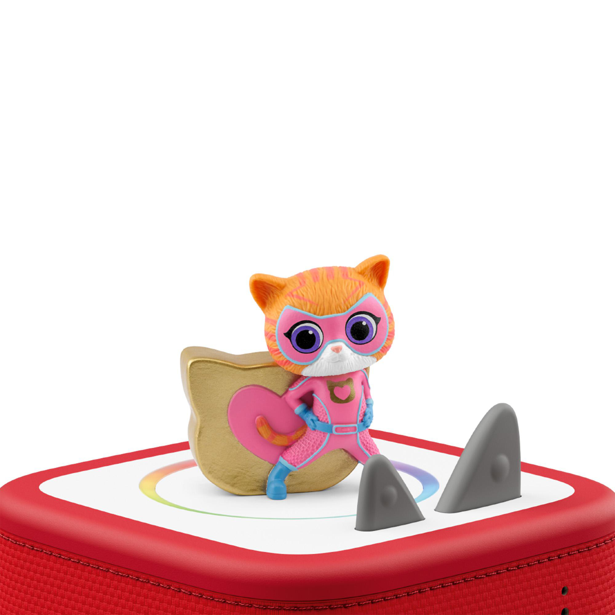 Eine orangefarbene Katze als Superheldin mit rosa Kostüm auf einem roten Gerät.