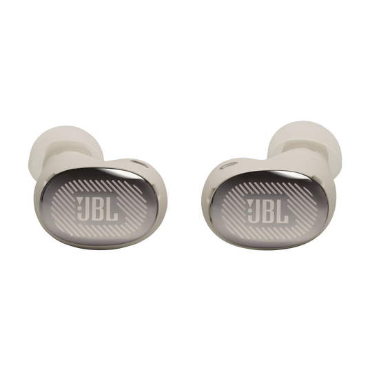 Dwa białe słuchawki JBL z srebrnym logo JBL na czarnym tle.