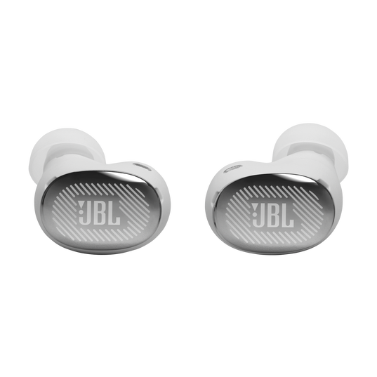 Dwa białe słuchawki JBL ze srebrnymi akcentami i logo JBL.