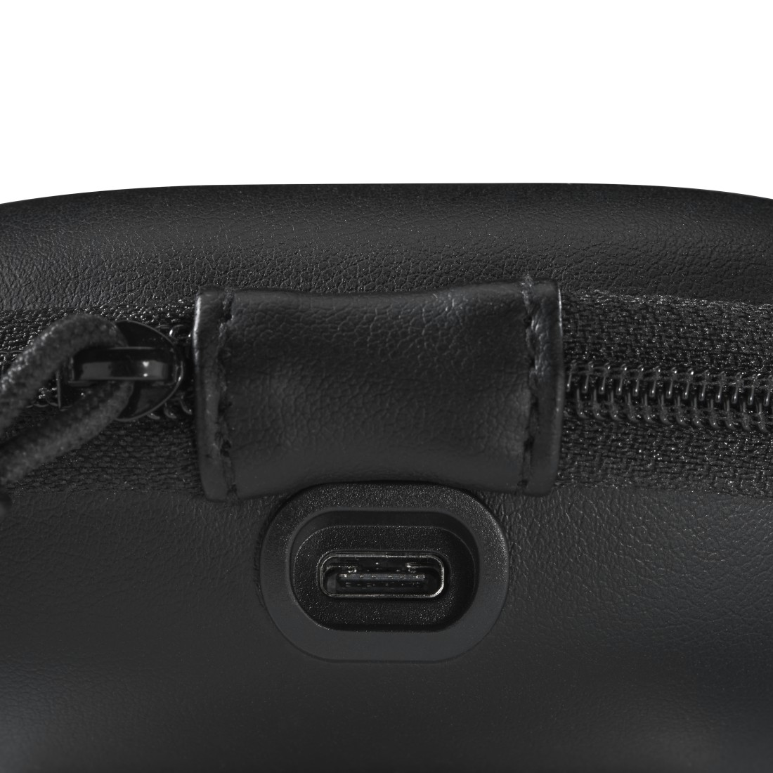Zbliżenie czarnego zamka błyskawicznego i portu USB-C na torbie.