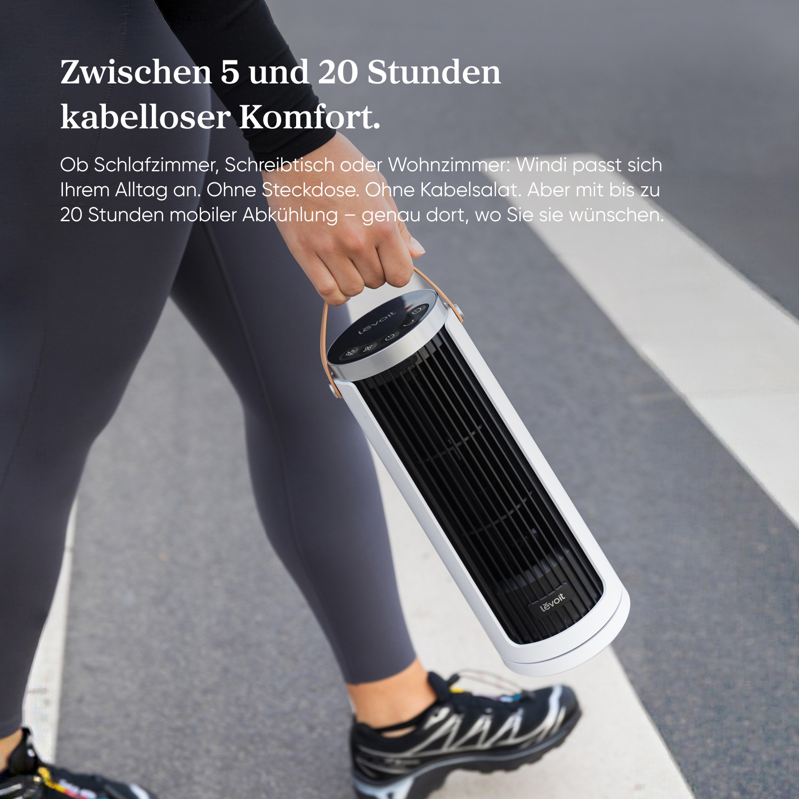 Person hält einen weißen tragbaren Ventilator mit schwarzem Gitter und Henkel.