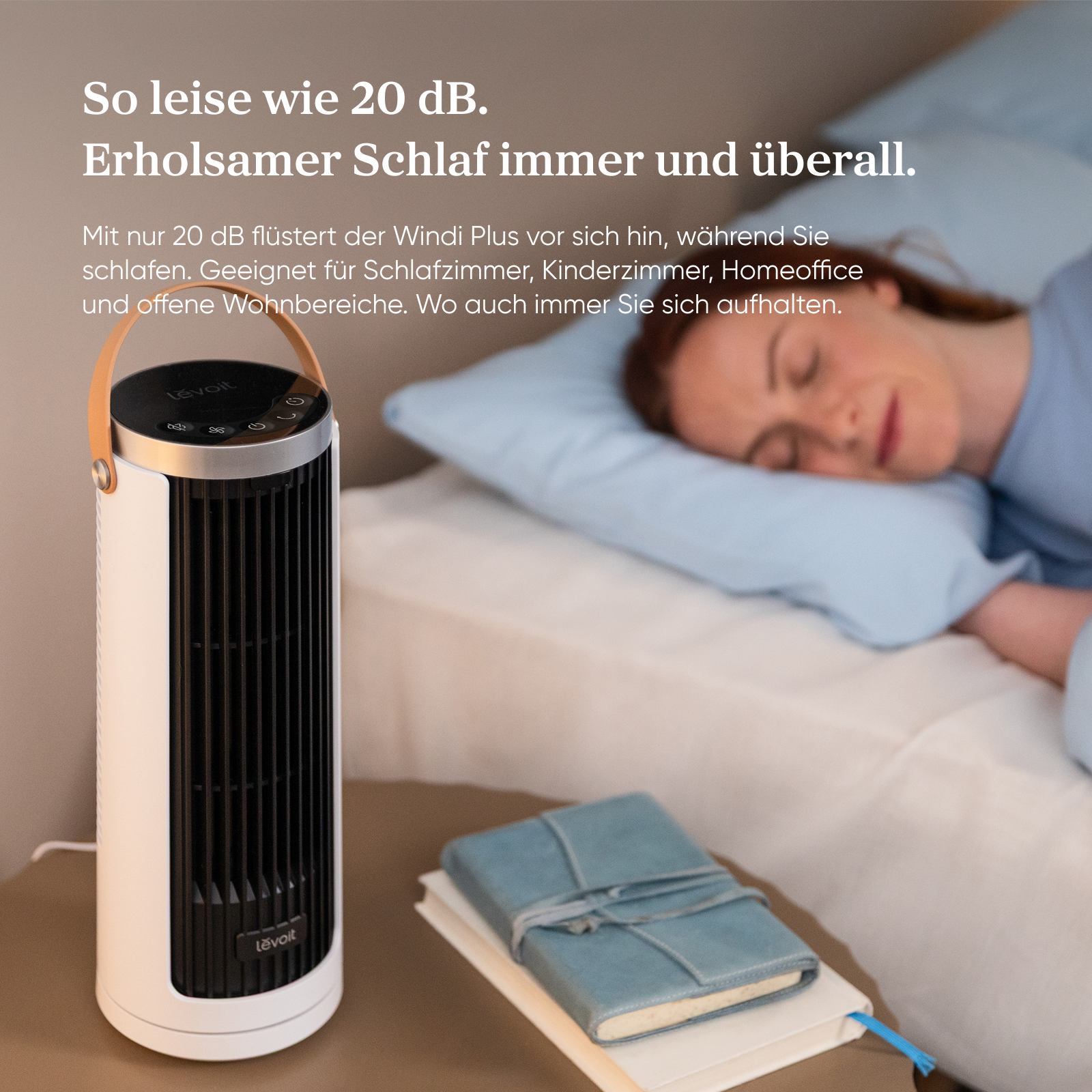 Ein weißer Turmventilator steht auf einem Nachttisch neben einer schlafenden Frau.