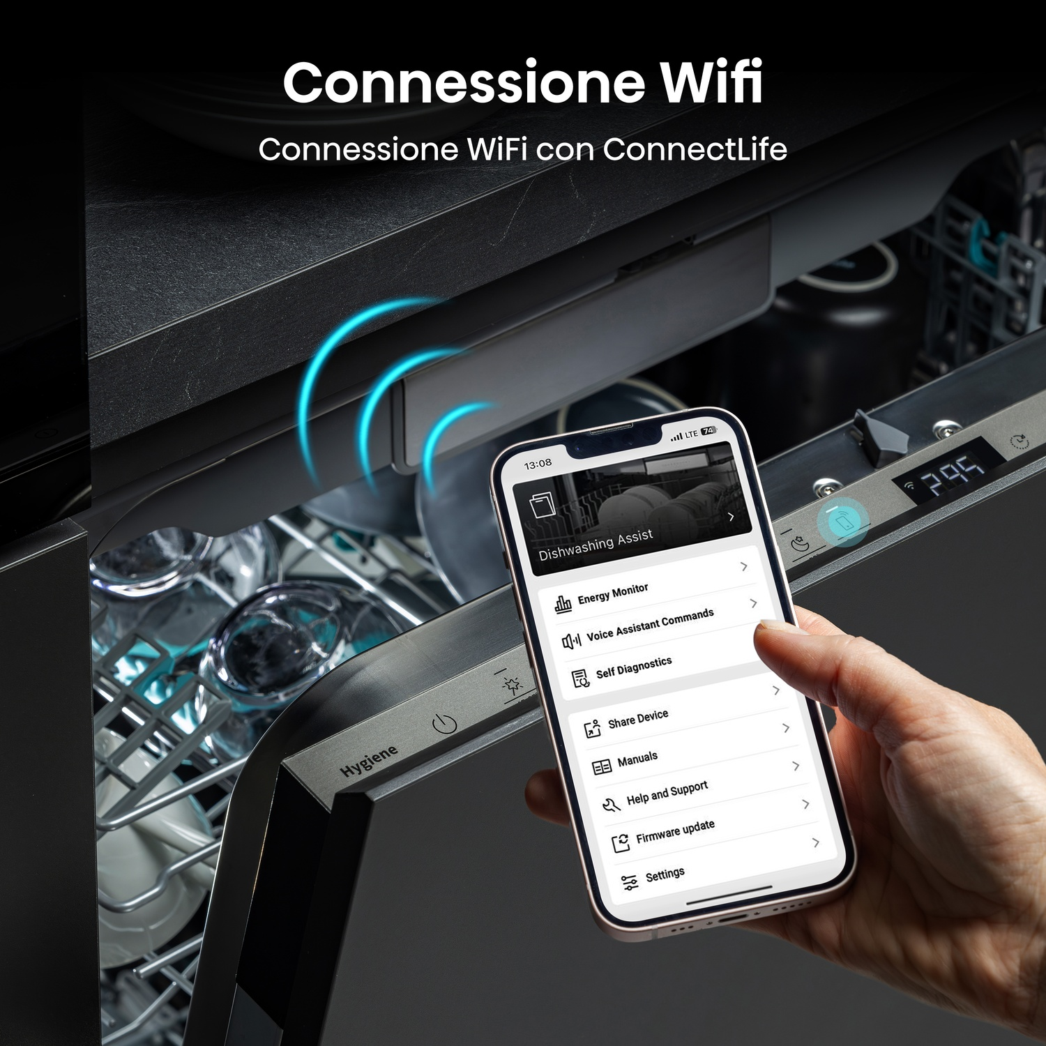 Una mano tiene uno smartphone davanti a una lavastoviglie aperta, che mostra la connessione Wi-Fi.