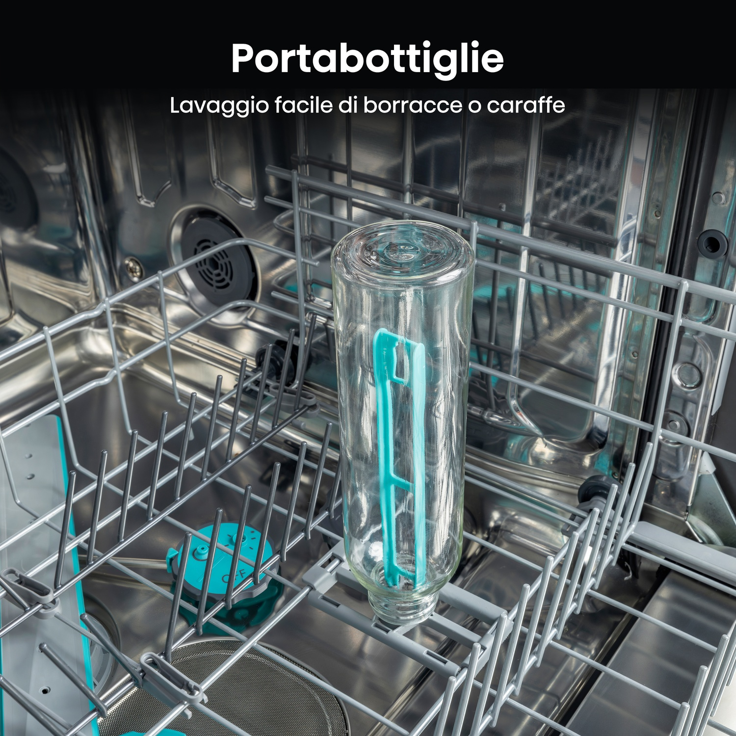 Portabottiglie in vetro con inserto blu all'interno di una lavastoviglie aperta.