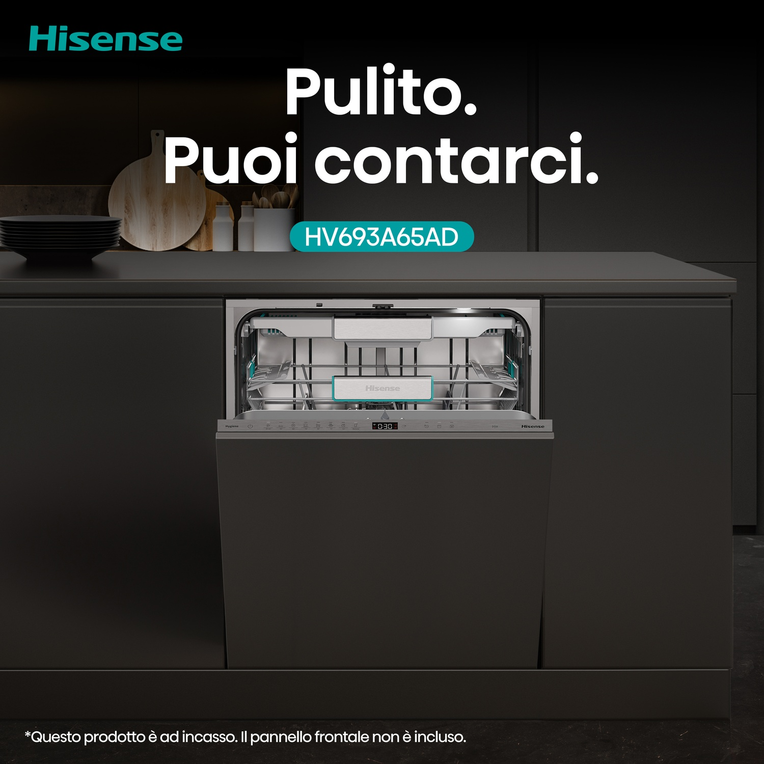Lavastoviglie Hisense da incasso, con sportello aperto, in una cucina pulita.