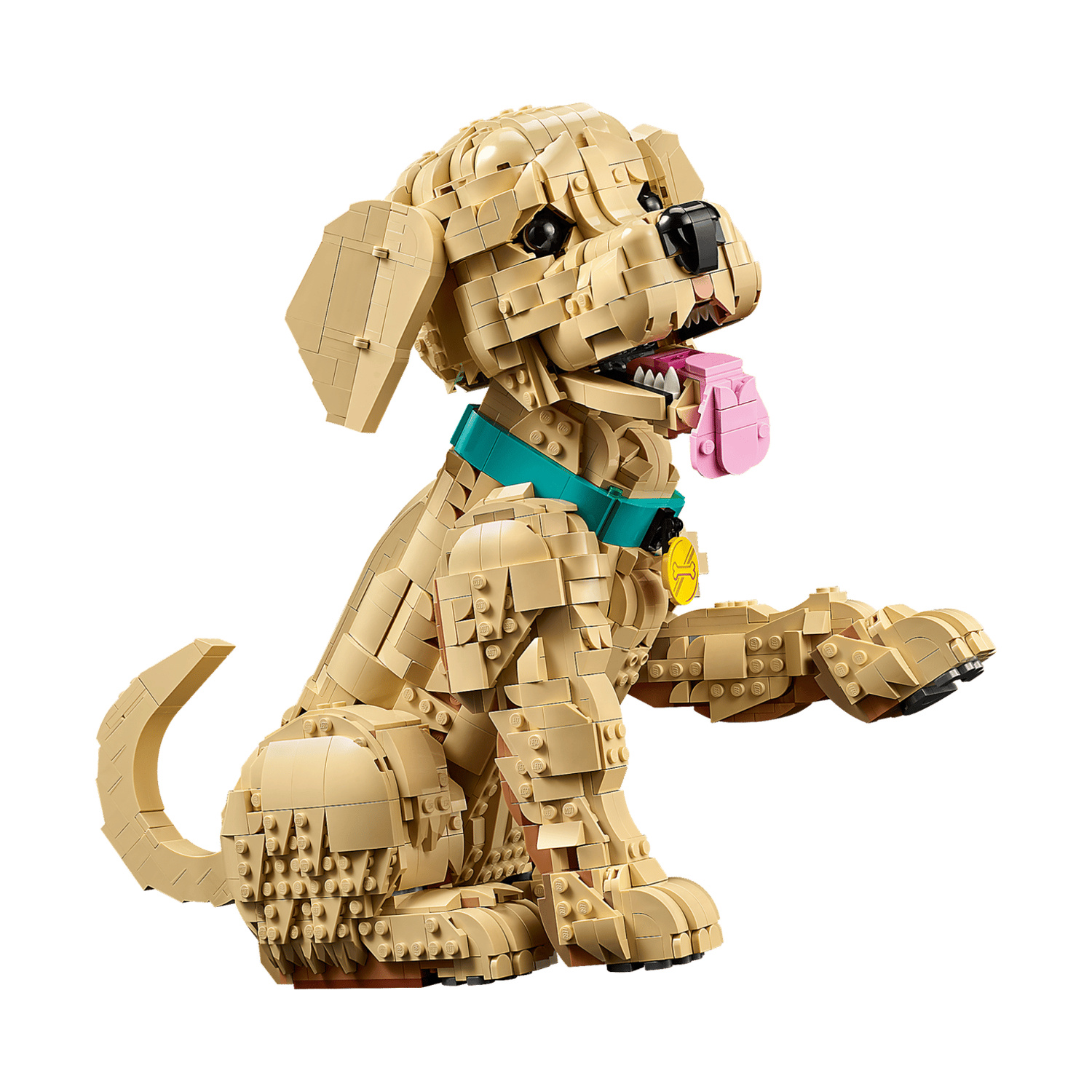 Un modello Lego di cane beige con la lingua fuori, seduto su sfondo bianco.