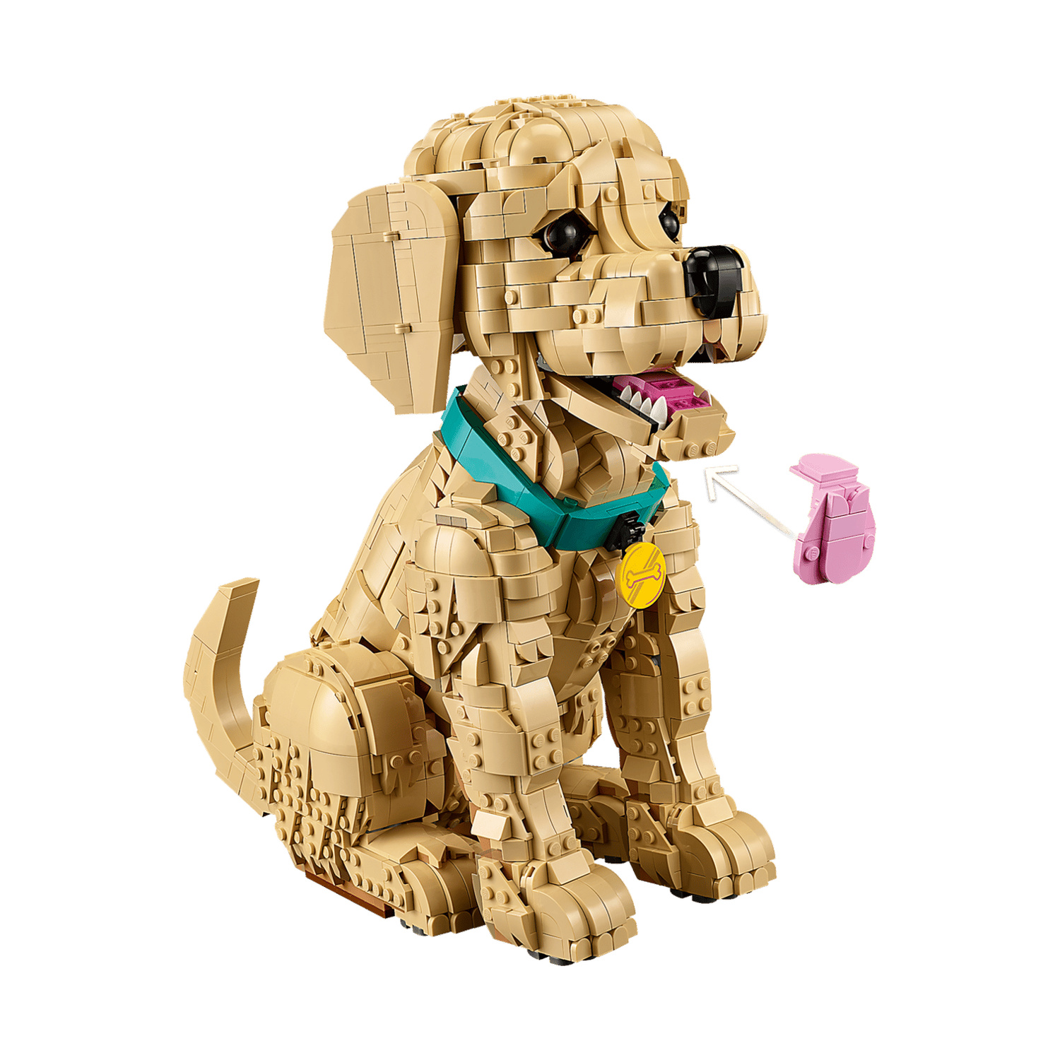 Un cane Lego marrone chiaro seduto con un giocattolo rosa in bocca su sfondo bianco.