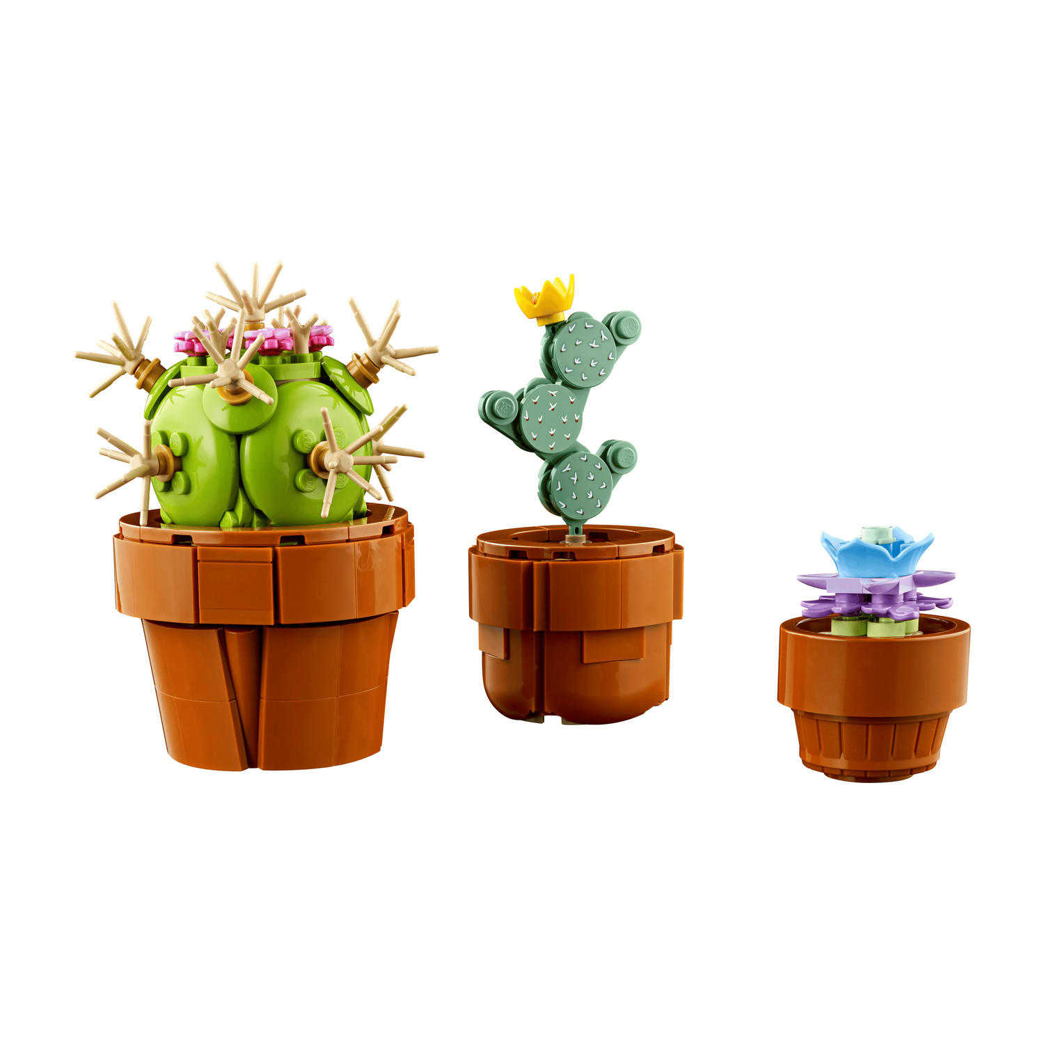 Tre piante in vaso LEGO: cactus a botte, saguaro e una pianta fiorita.