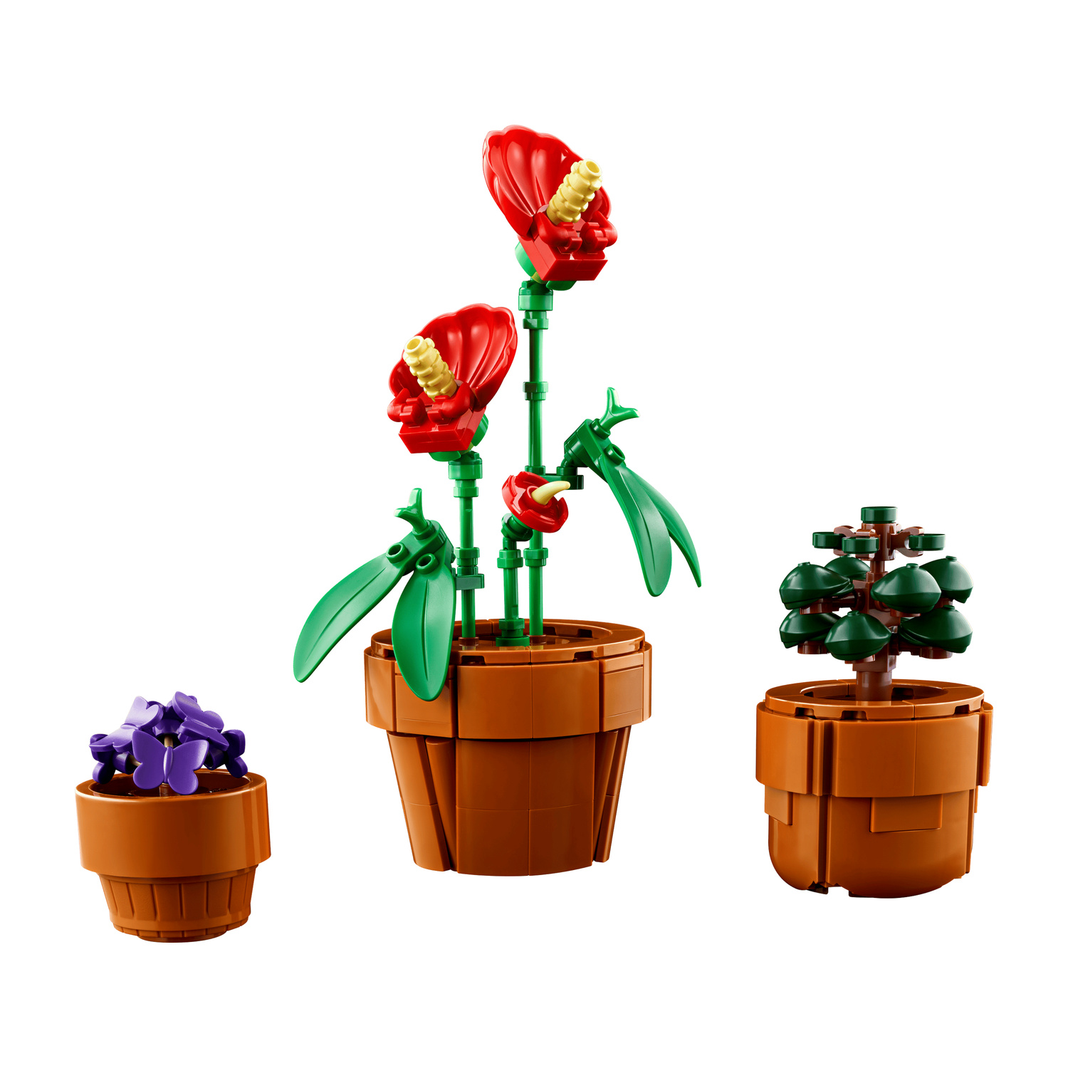 Tre vasi da fiori Lego: fiori viola, fiori rossi e un piccolo albero.