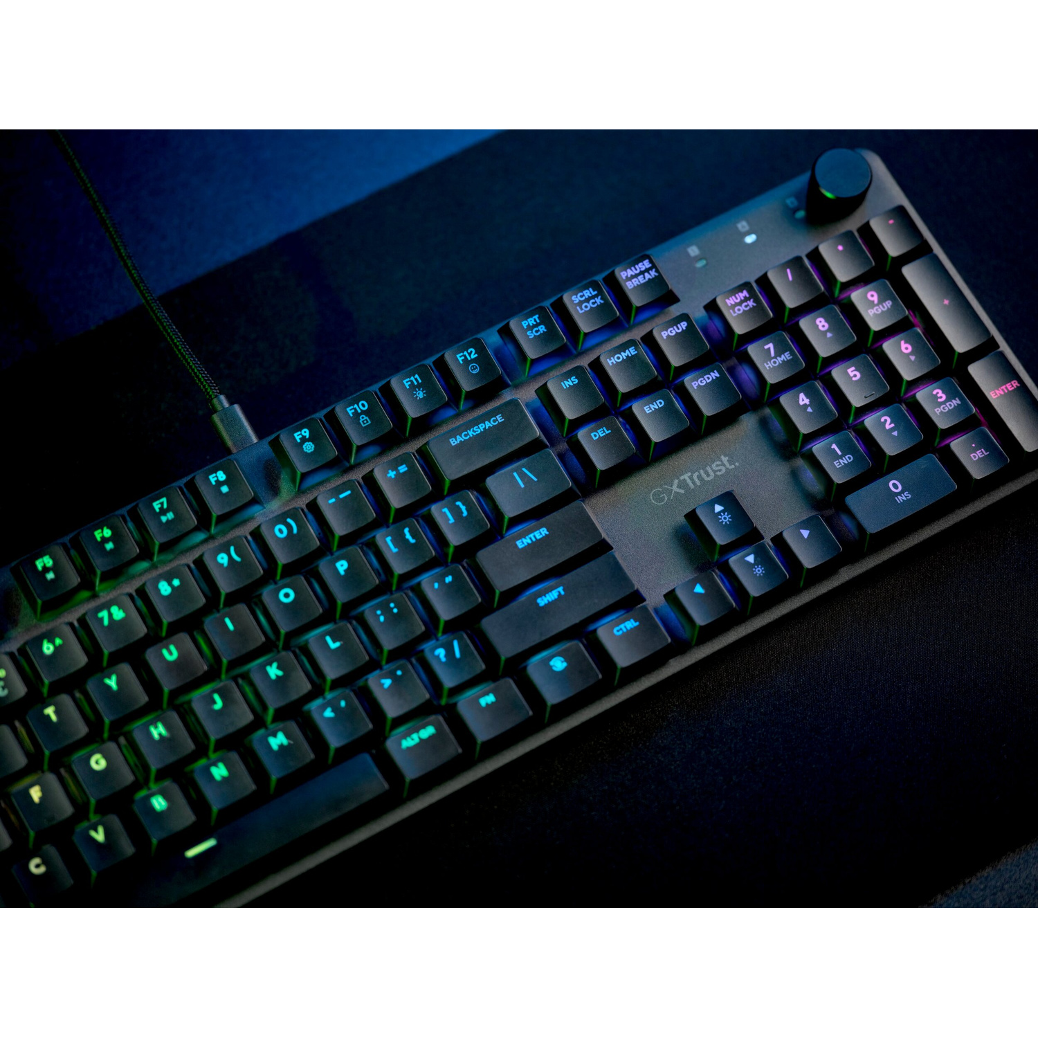 Una tastiera meccanica GXTrust nera con retroilluminazione RGB è mostrata, vista angolata.