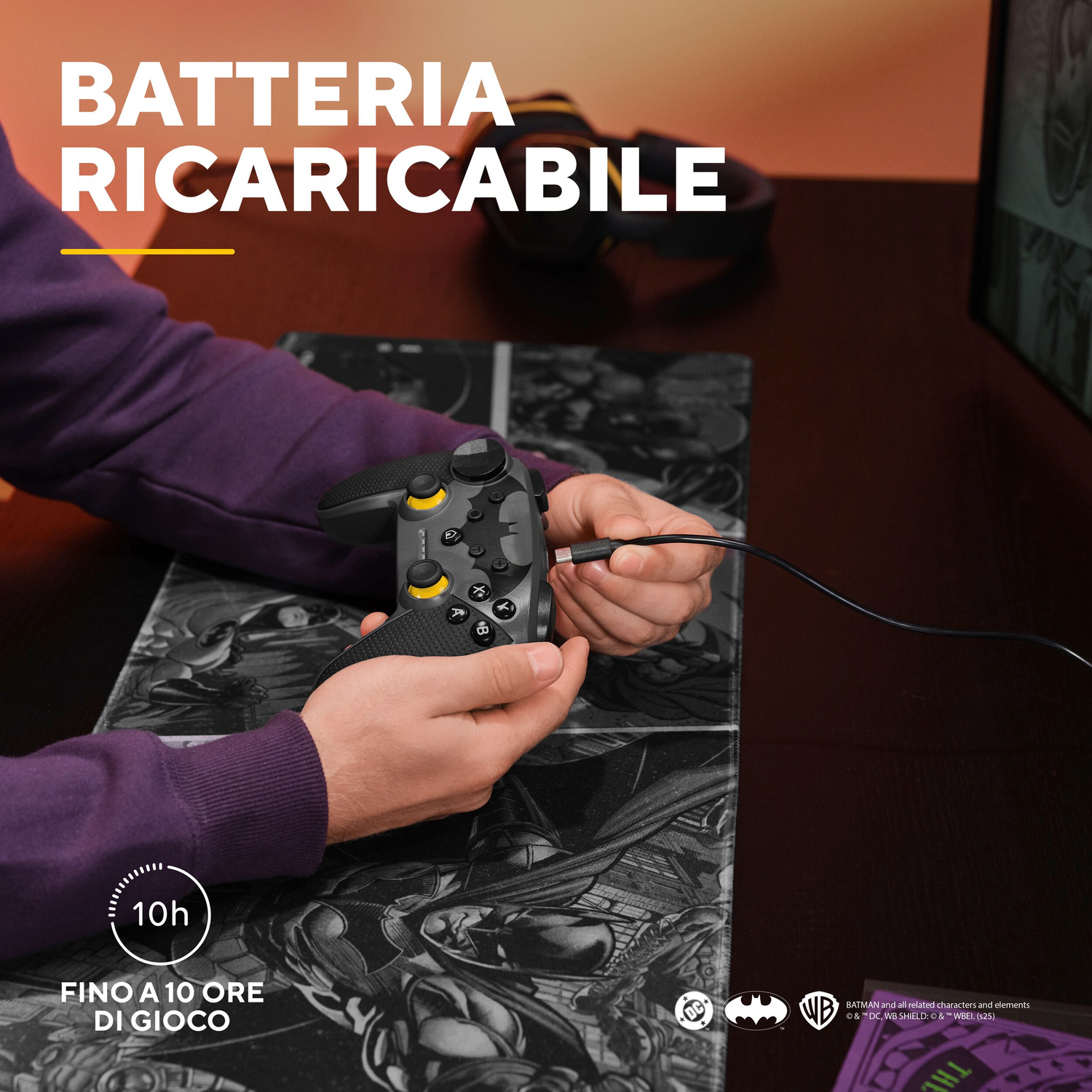 Un controller viene caricato. Testo: 'Batteria Ricaricabile'.