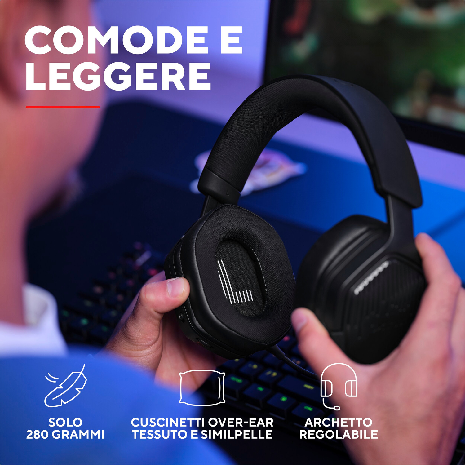 Persona che tiene cuffie nere con morbidi padiglioni e archetto regolabile.