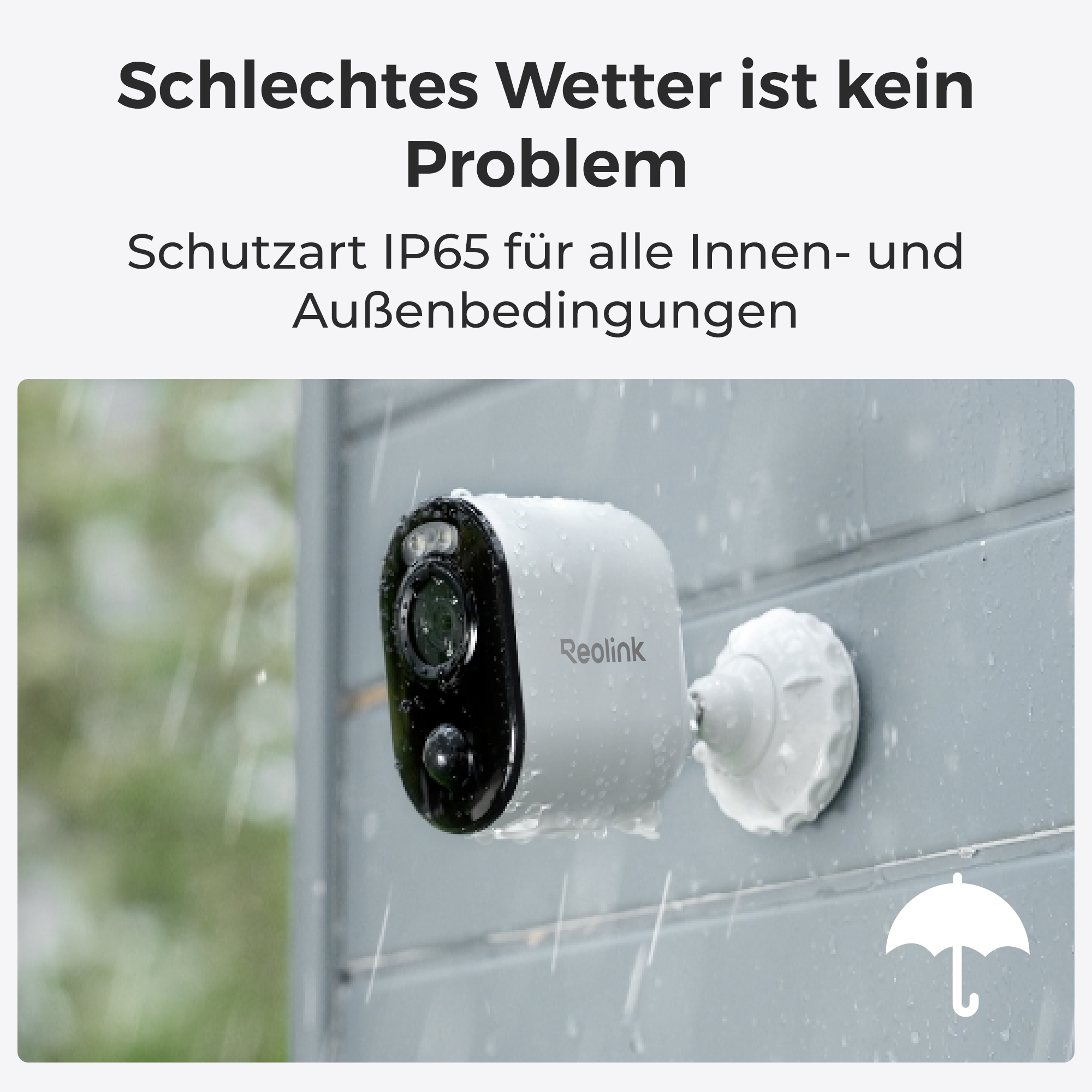 Eine Reolink-Kamera ist im Regen an einer grauen Wand montiert.