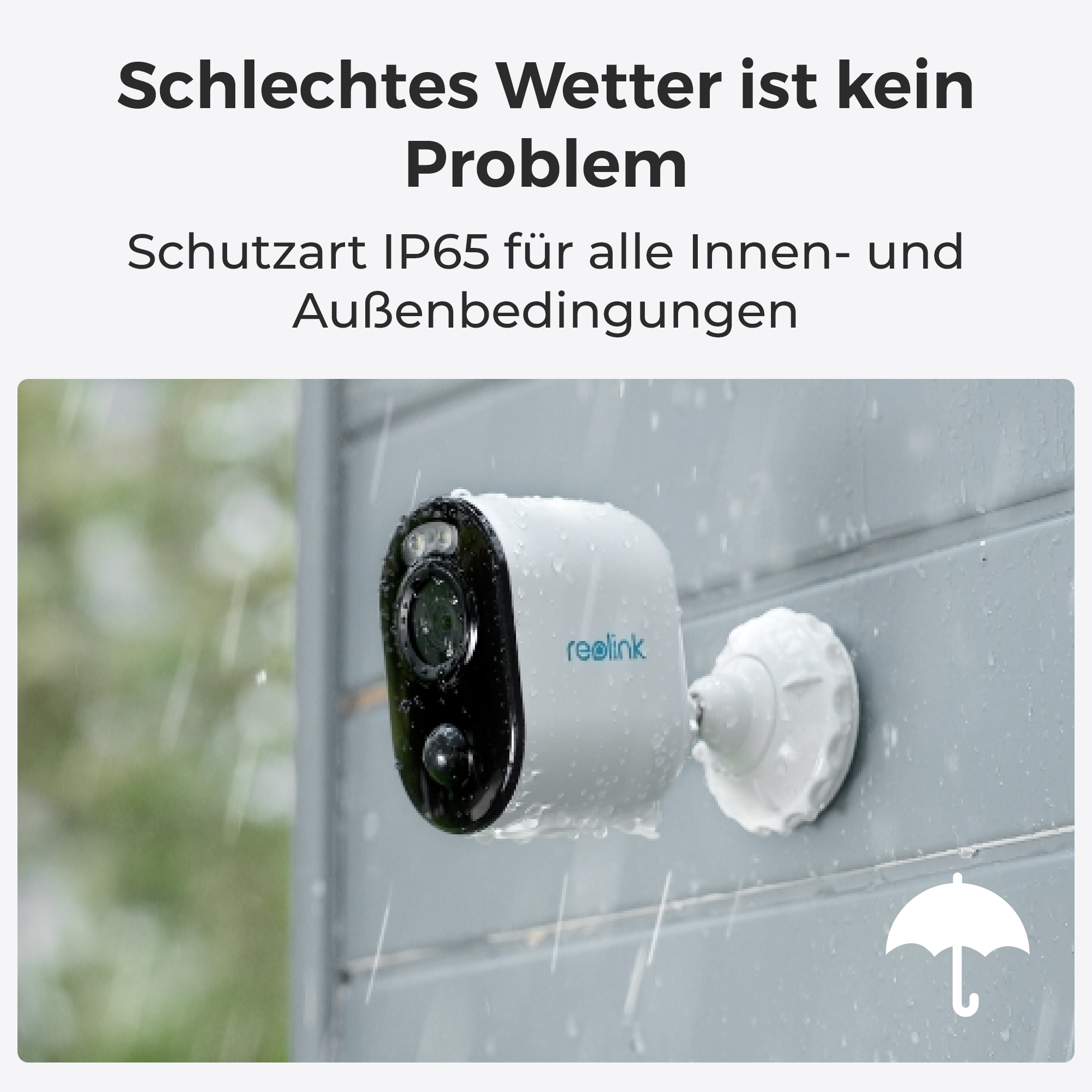Eine weiße Überwachungskamera mit schwarzer Vorderseite bei Regen.