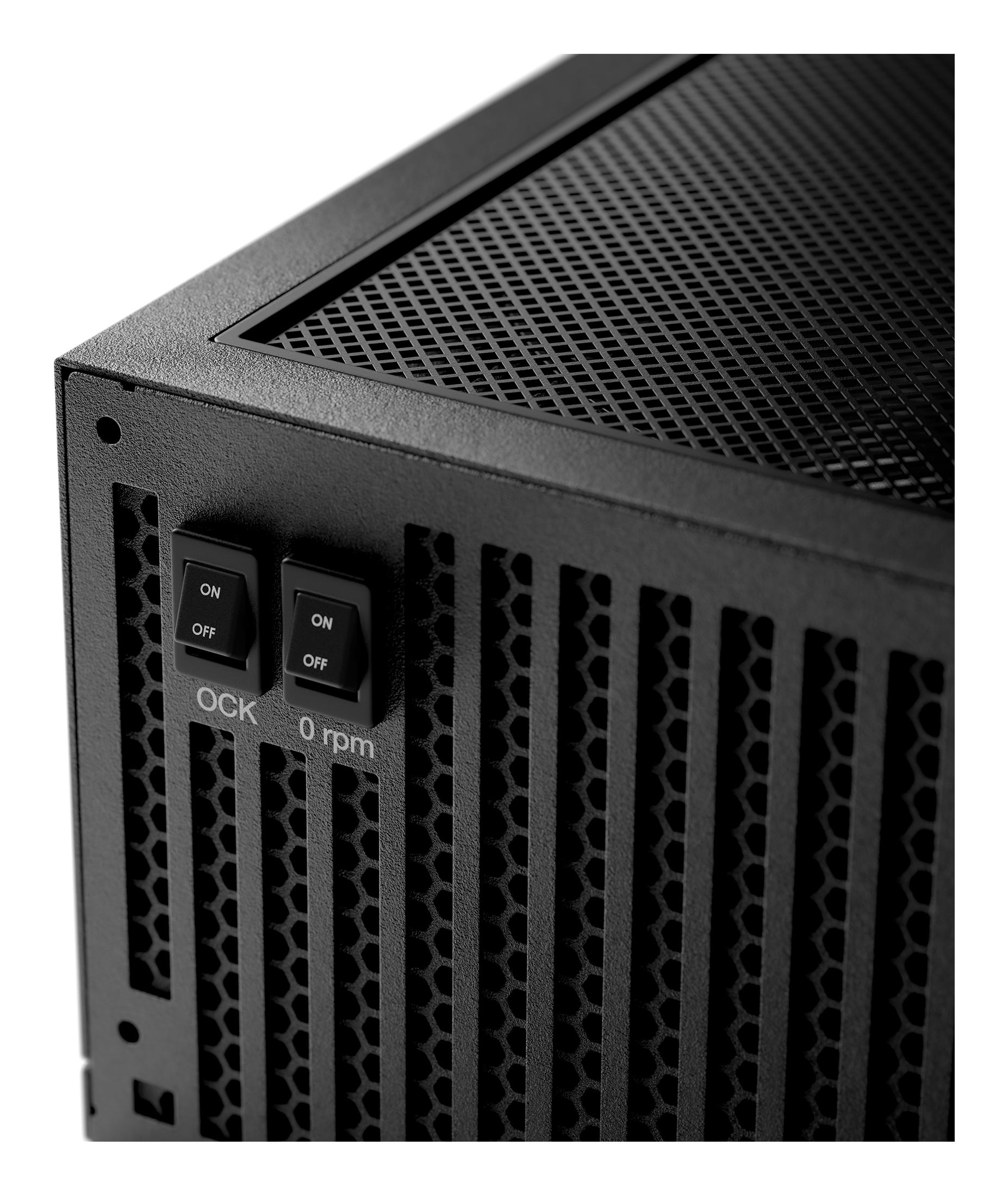 Schwarzes Computergehäuse mit Lüftungsgitter und zwei Kippschaltern.
