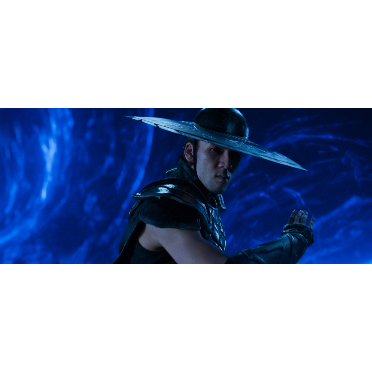 Un homme en chapeau et armure devant un fond bleu.