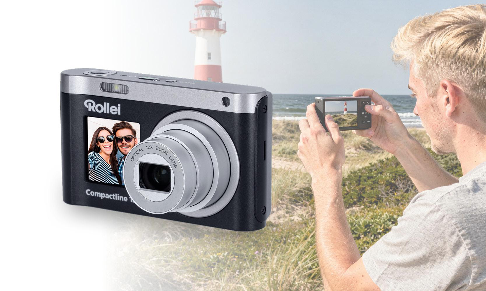Ein Mann fotografiert einen Leuchtturm am Meer mit einer Rollei-Kamera.