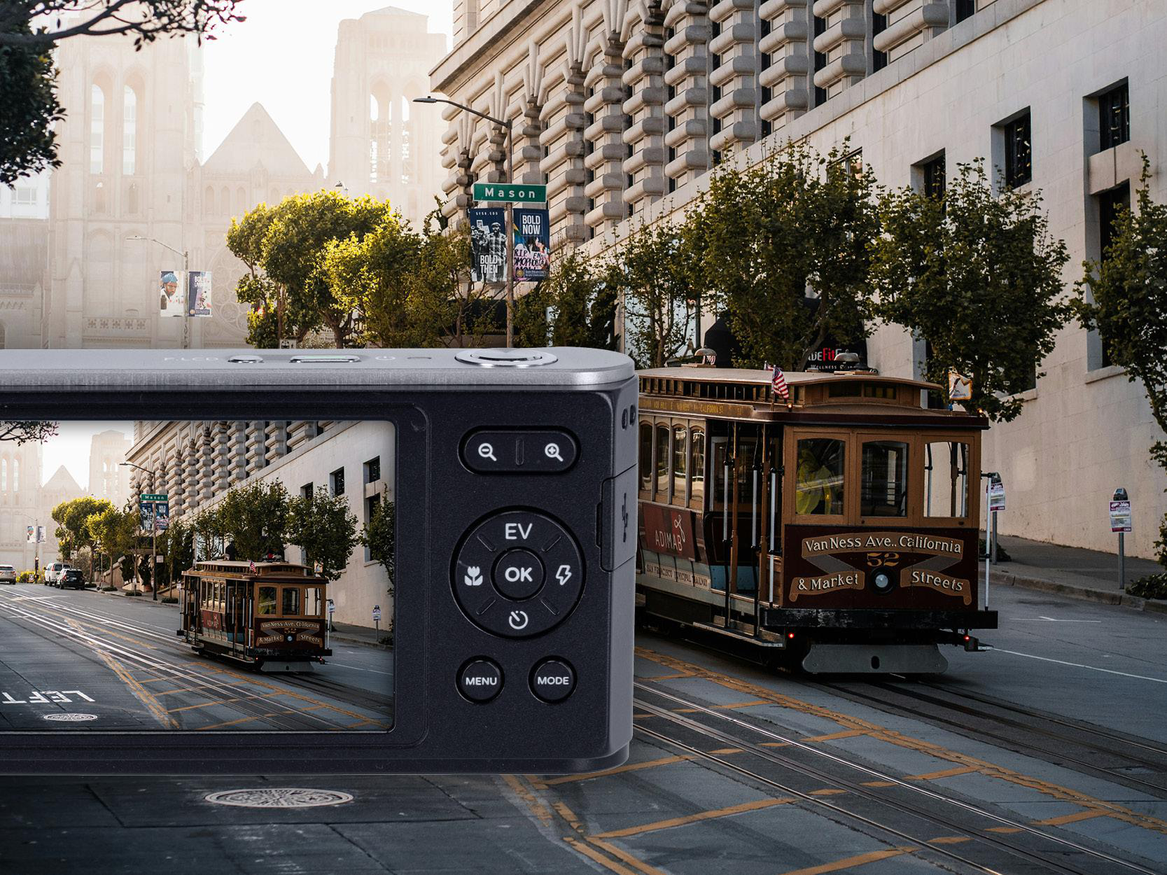 Eine Kamera zeigt eine historische Straßenbahn in San Francisco vor einer Kathedrale.