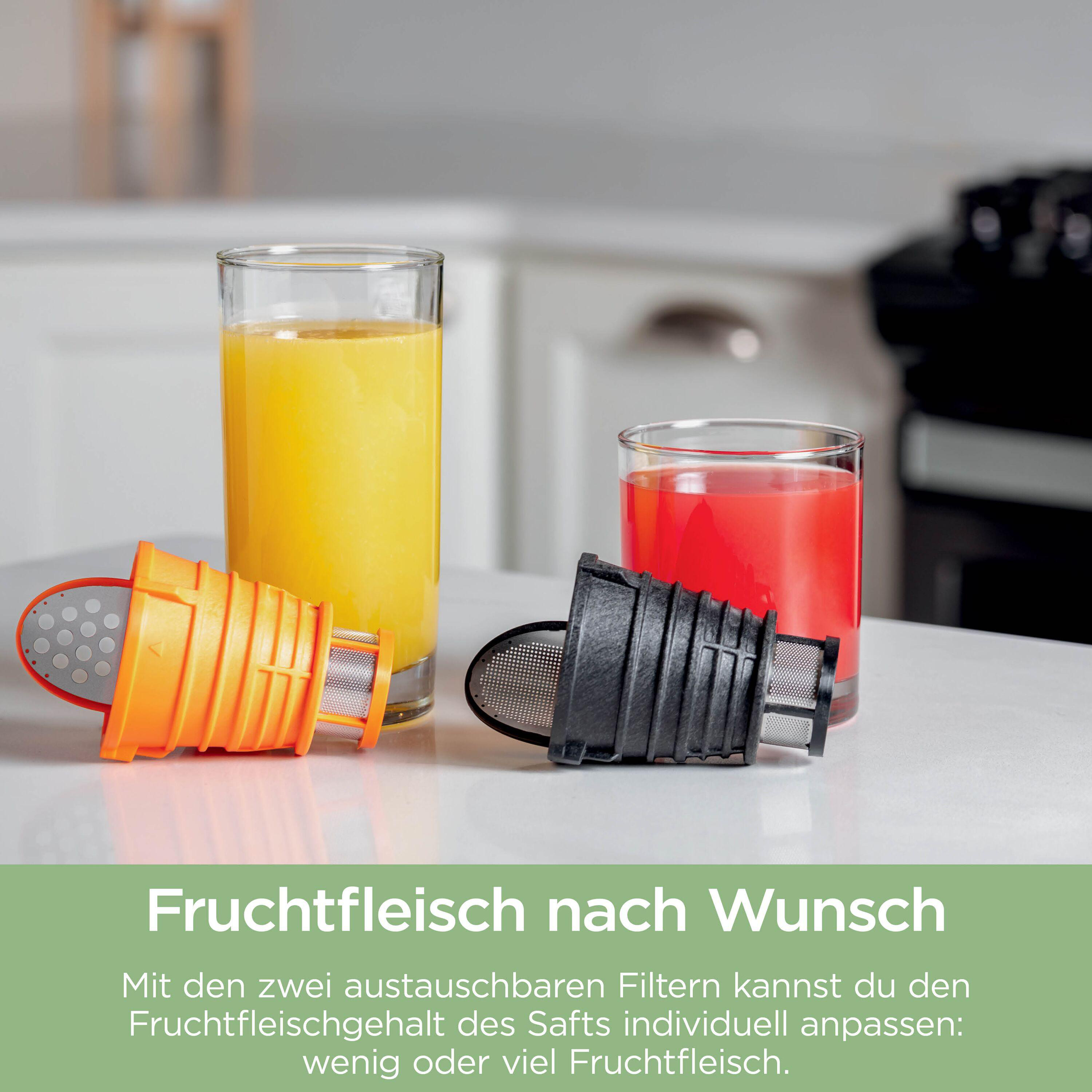 Zwei Saftfilter, einer orange, einer schwarz, neben Gläsern mit Saft.