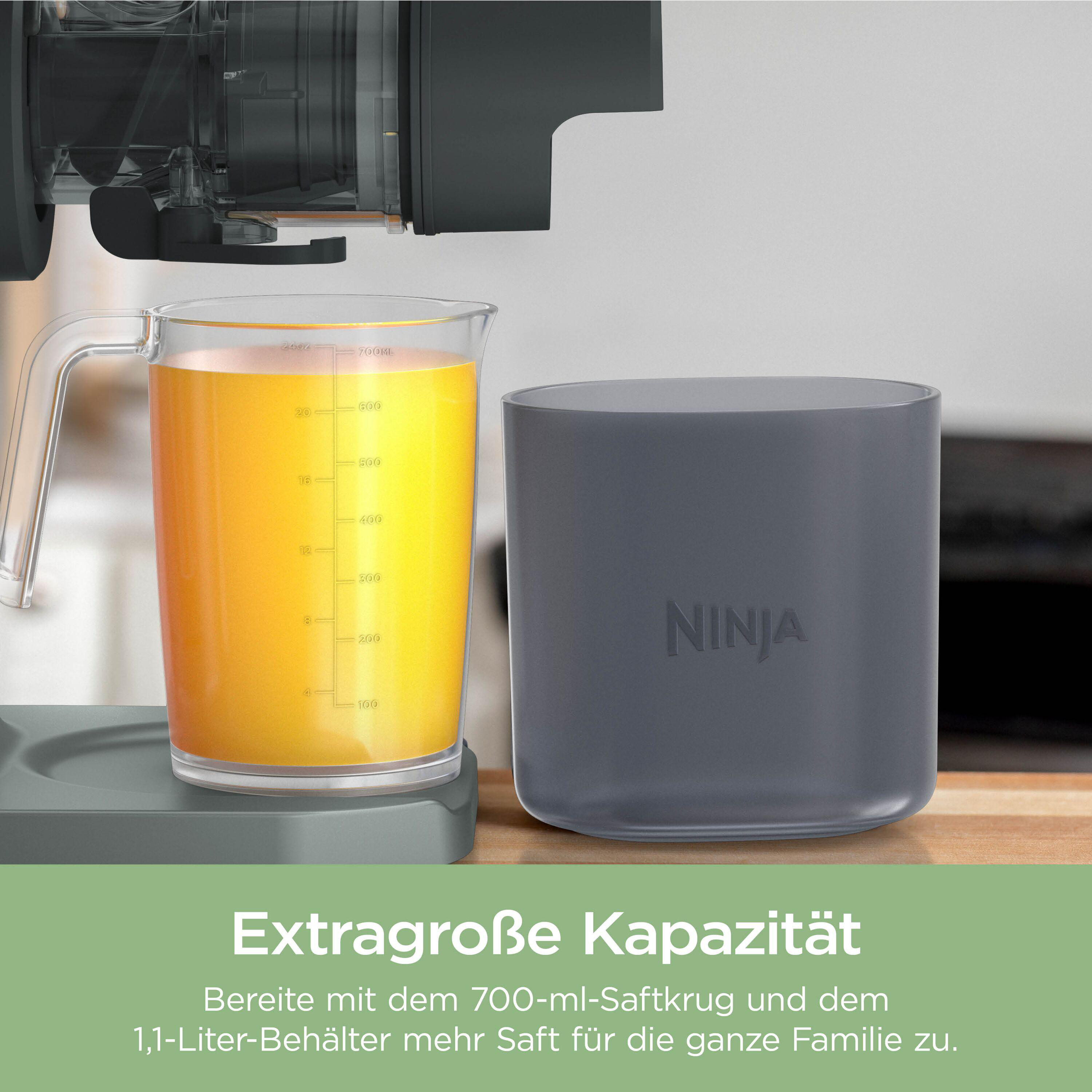 Ein Messbecher mit Saft neben einem grauen Behälter mit dem Ninja-Logo.